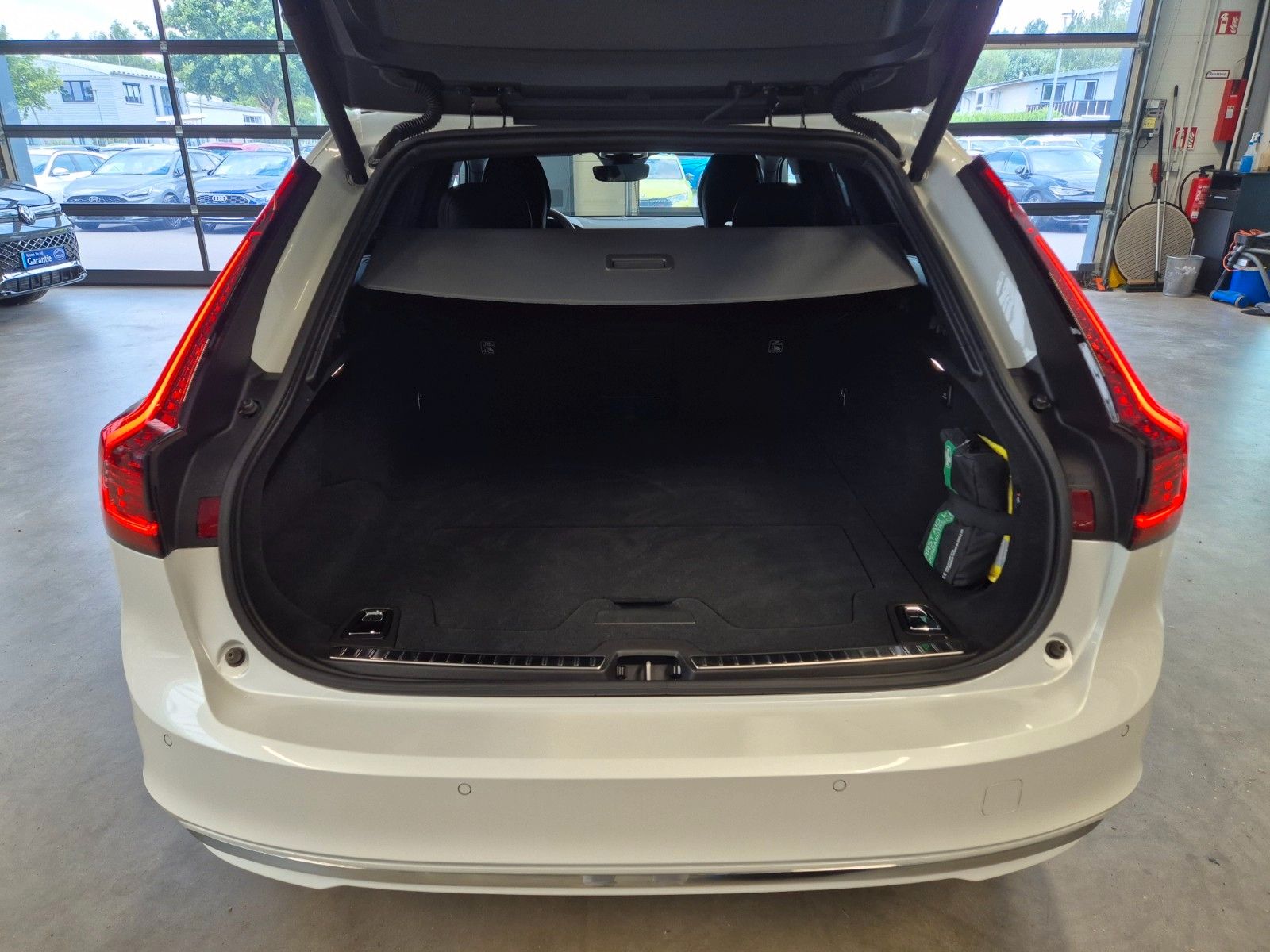 Volvo V90 2.0 d ULTIMATE BRIGHT LEDER PANO STANDHZ AHK foto 23