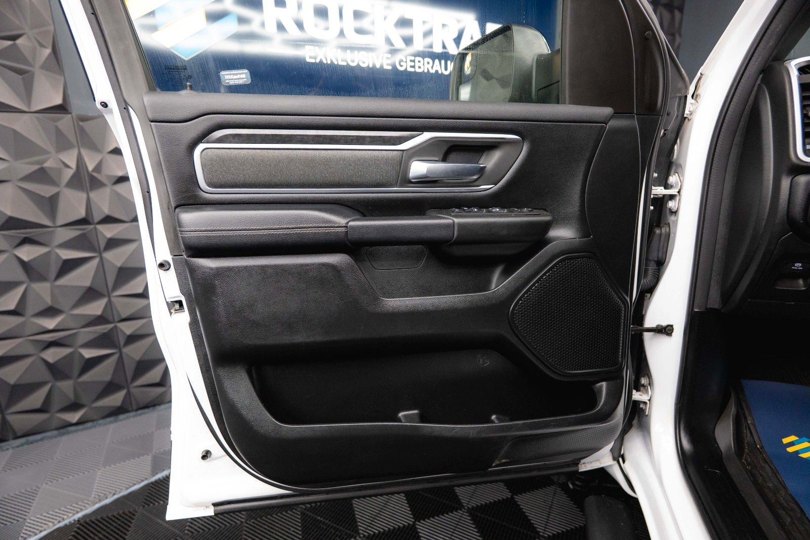 Fahrzeugabbildung Dodge RAM 5.7 V8 HEMI 4x4 OFFROAD Night-Paket *GEN 5*