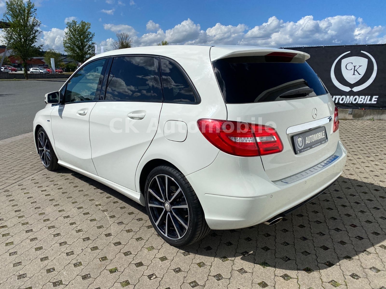 Fahrzeugabbildung Mercedes-Benz B200 Automatik Night-Paket/Leder/Bi-Xenon/Kamera