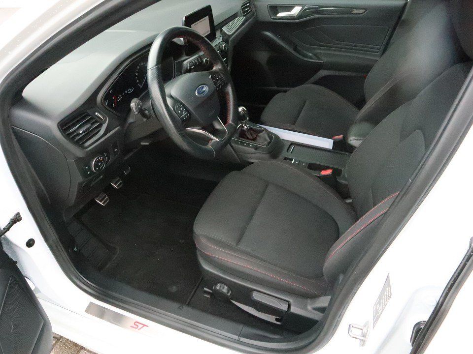Fahrzeugabbildung Ford Focus Turnier 1.5 ST-Line AHK NAVI ACAA SHZ KeyL