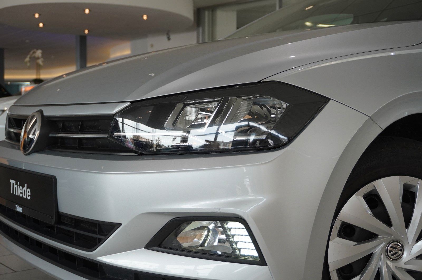 Fahrzeugabbildung Volkswagen Polo VI 1.0 TSI COMFORTLINE LED/KLIMA/SHZ/USB