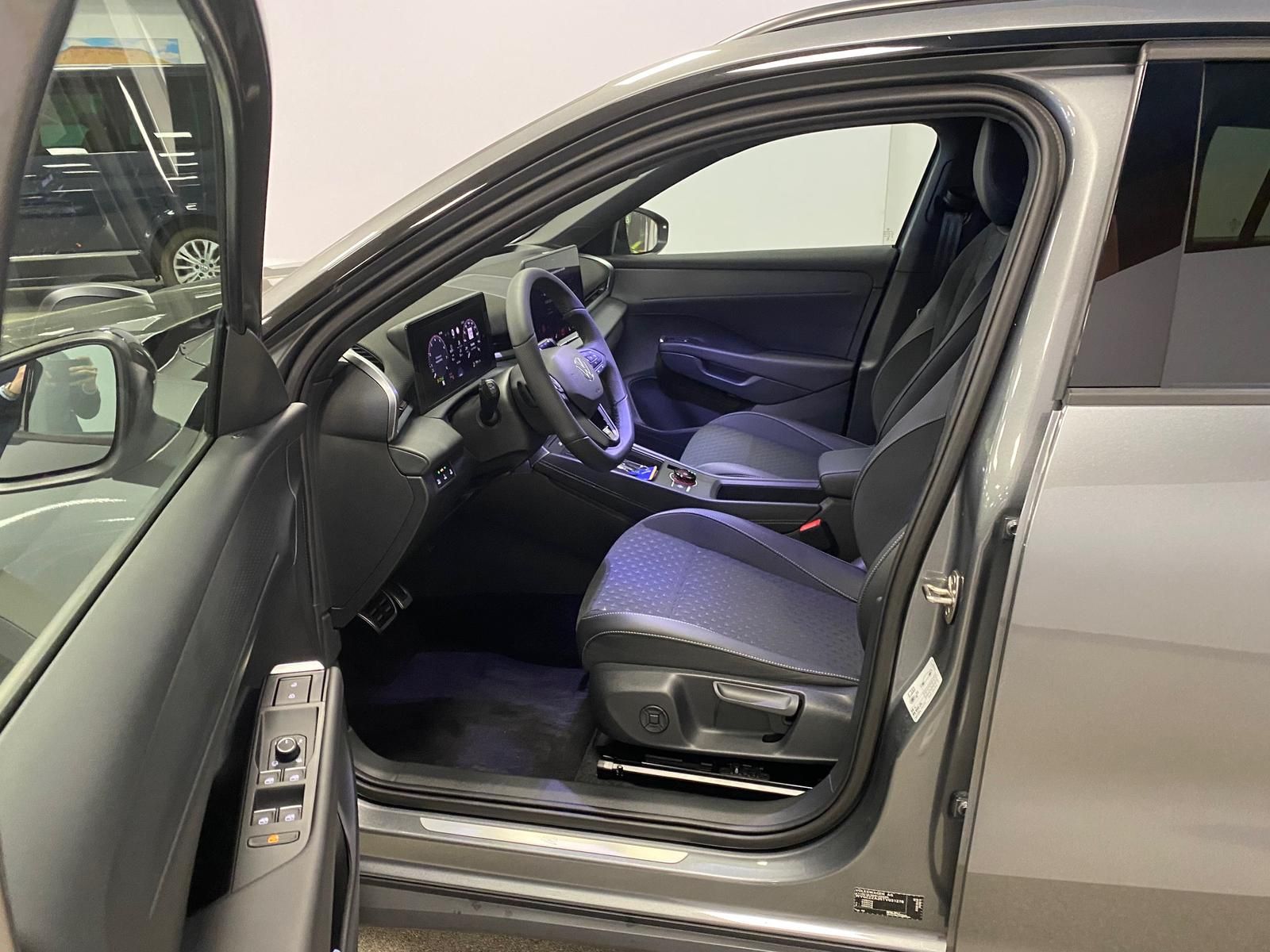 Fahrzeugabbildung Volkswagen T-Roc 1.5 eTSI R-Line NEUES MODELL AHK+ACC+KAMER