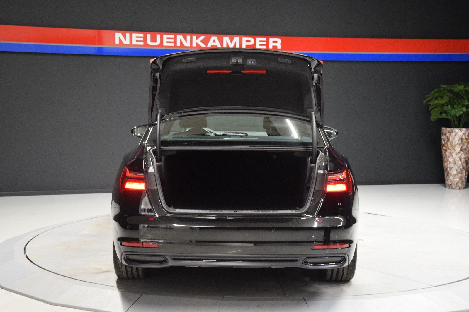Fahrzeugabbildung Audi A6 Lim. 55 TFSI quattro Sport Pano Leder ACC
