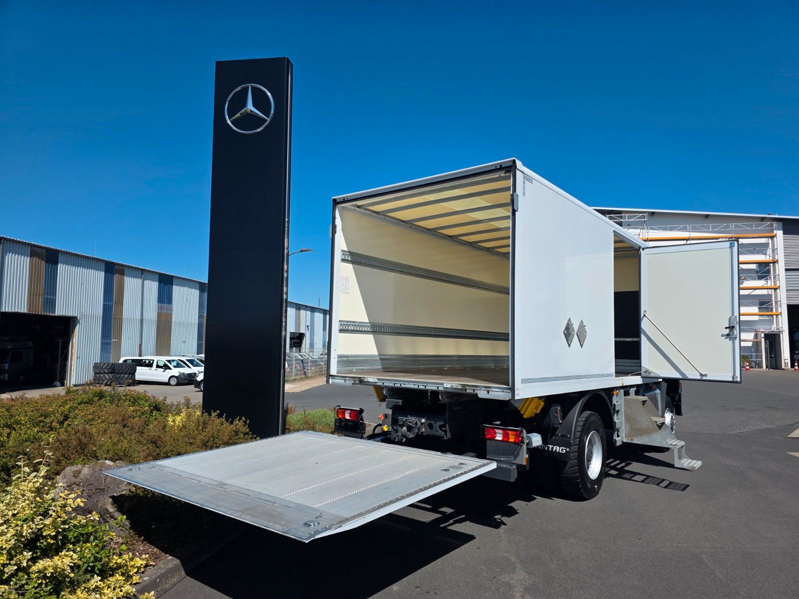 Fahrzeugabbildung Mercedes-Benz Arocs 1827 A 4x4 LBW Tür+Treppe Schalter