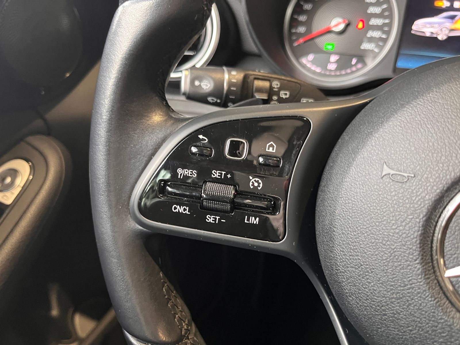 Fahrzeugabbildung Mercedes-Benz C 200 d T LEDER LED NAV SHZ PDC 18"