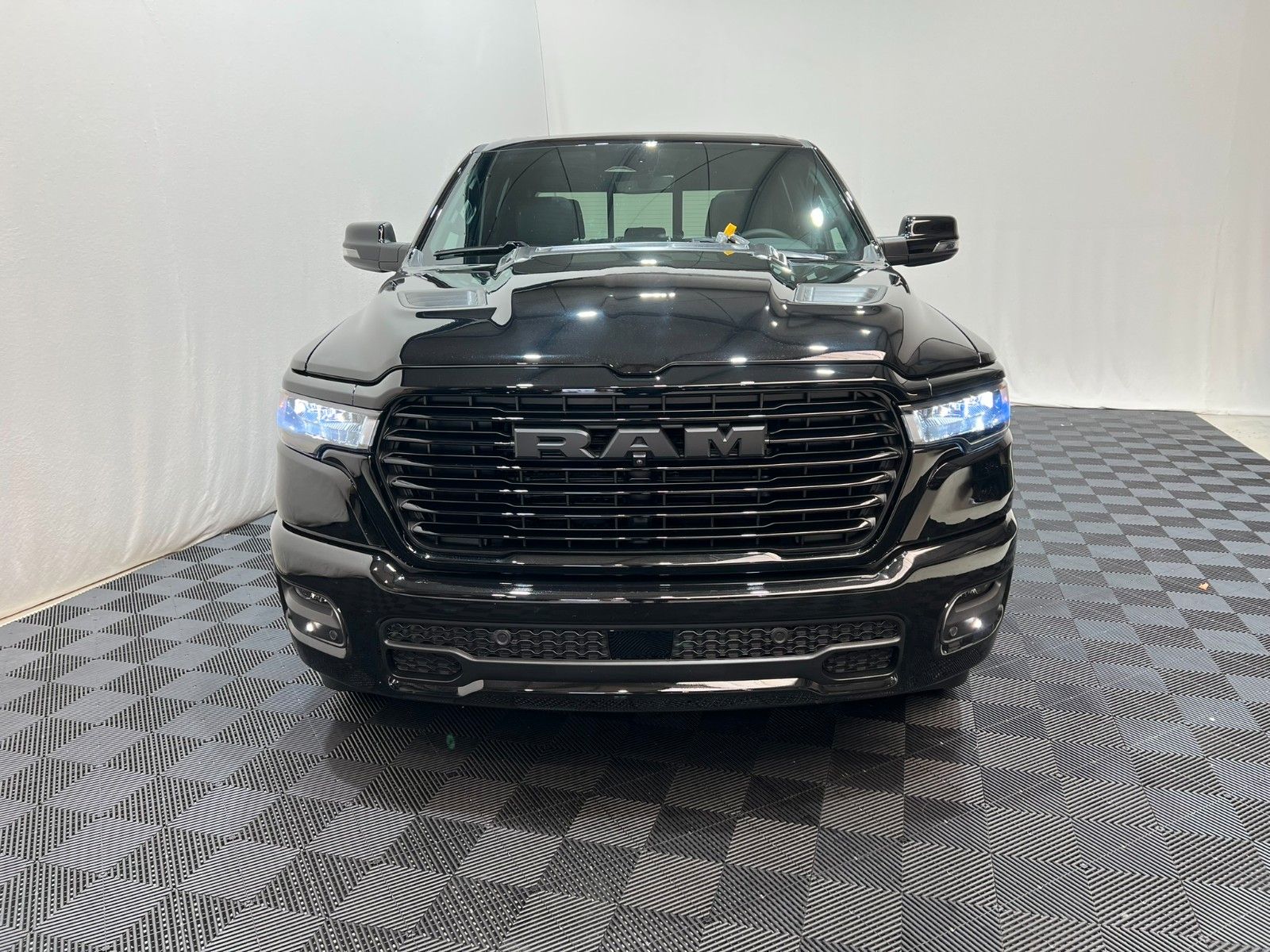 Fahrzeugabbildung Dodge RAM 1500 Sport Crew Cab Hemi V8 *Pro X15*