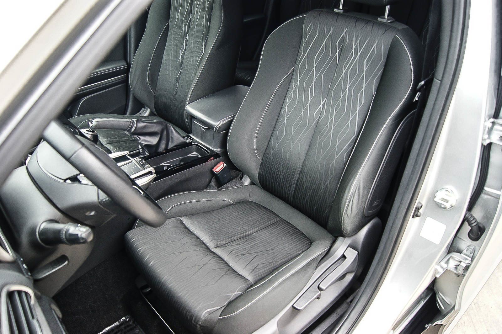 Fahrzeugabbildung Mitsubishi Eclipse Cross Intro Edition2WD 1HAND LED HEAD-UP