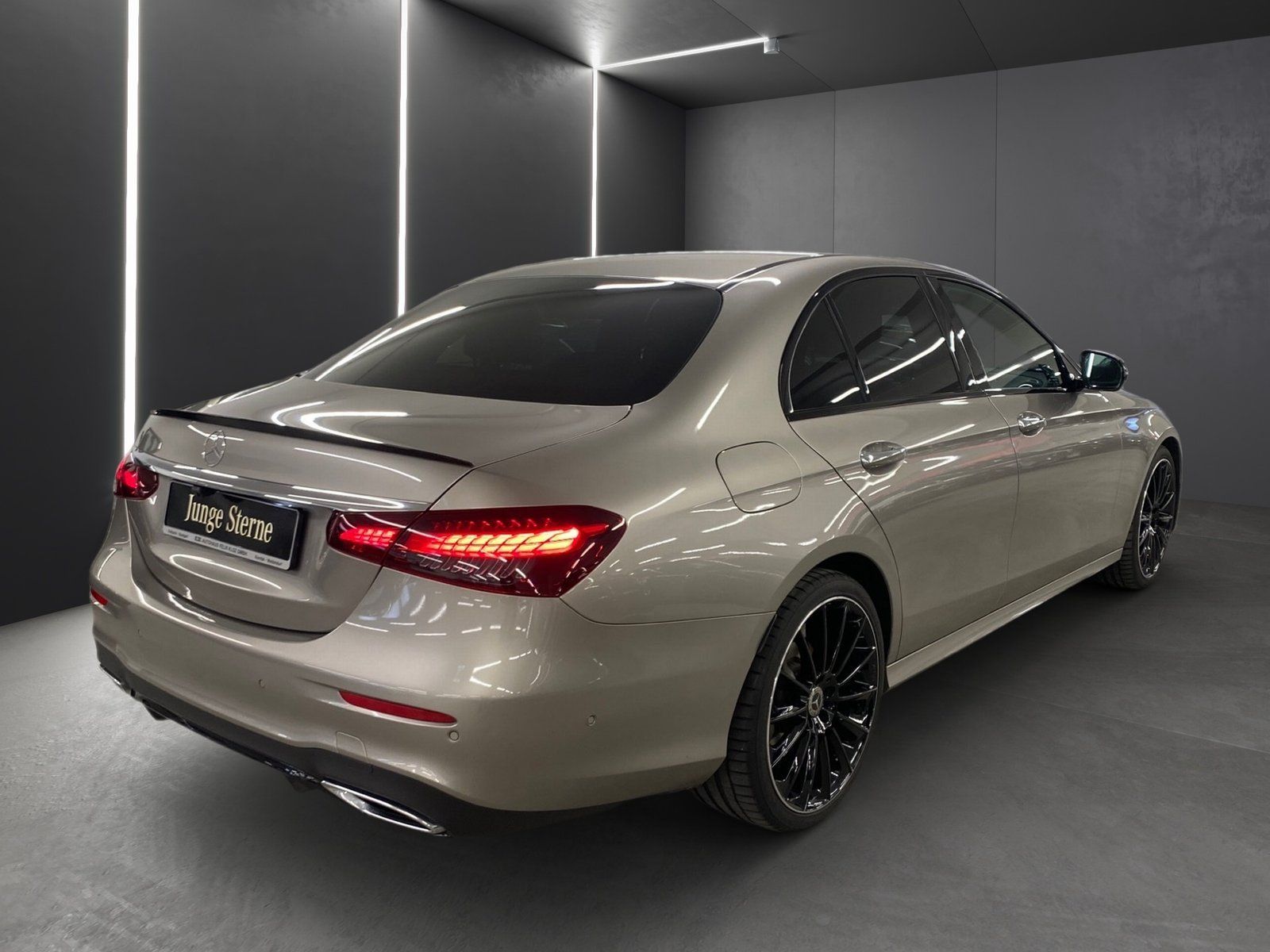 Fahrzeugabbildung Mercedes-Benz E 220 d AMG Distronic*360°*Standheizung*Memory*