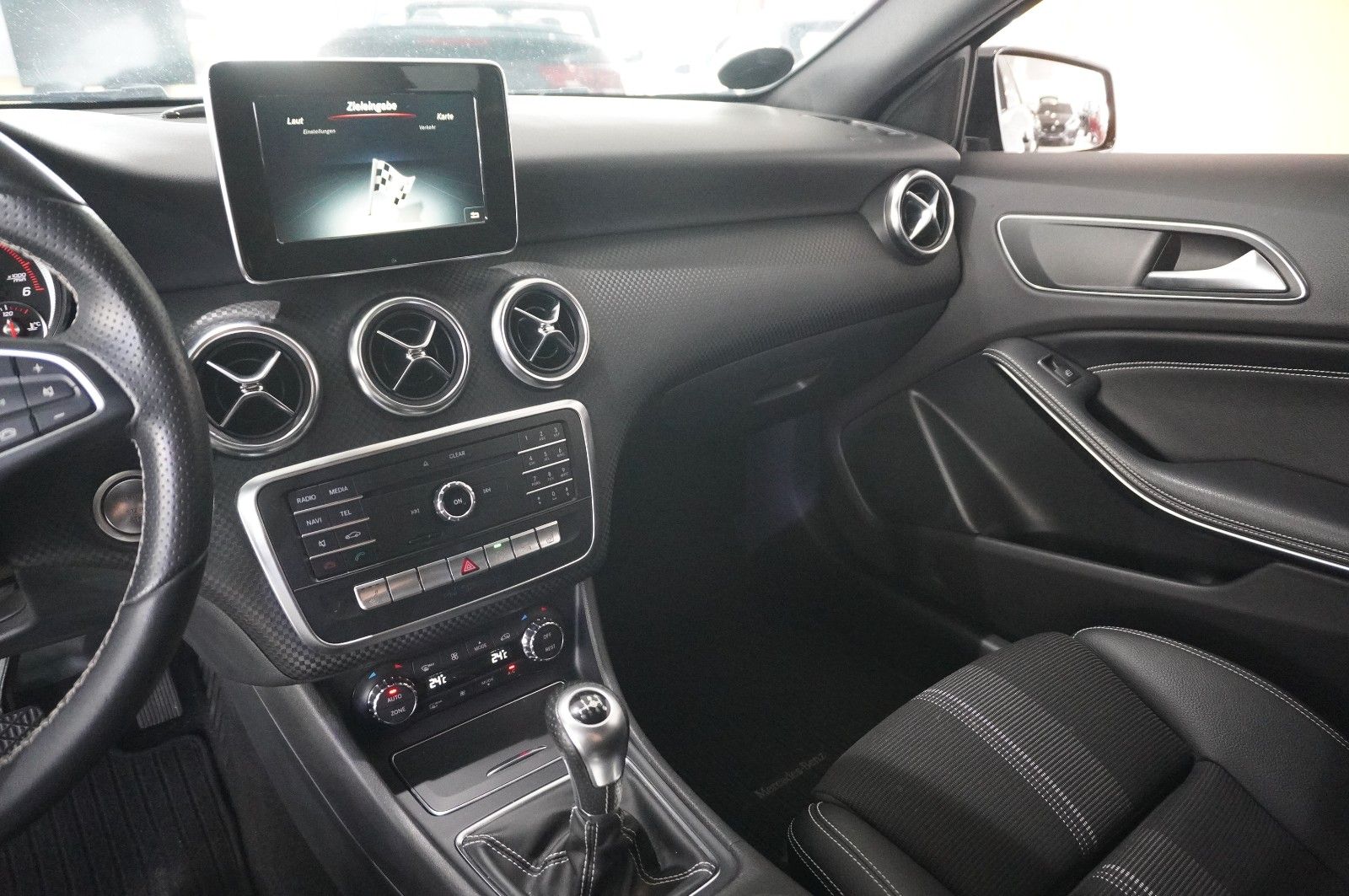 Fahrzeugabbildung Mercedes-Benz A 180D CDI URBAN NAVI/SHZ/PDC/TEMP./SPORT/USB