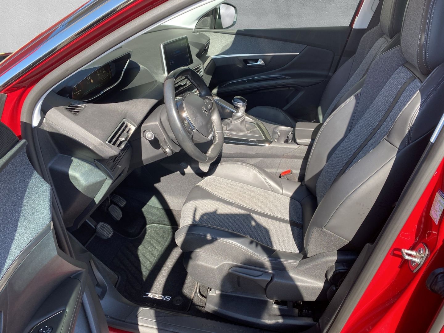 Fahrzeugabbildung Peugeot 3008 Allure 1.2 PureTech 130 AHK-abnehmbar El. P