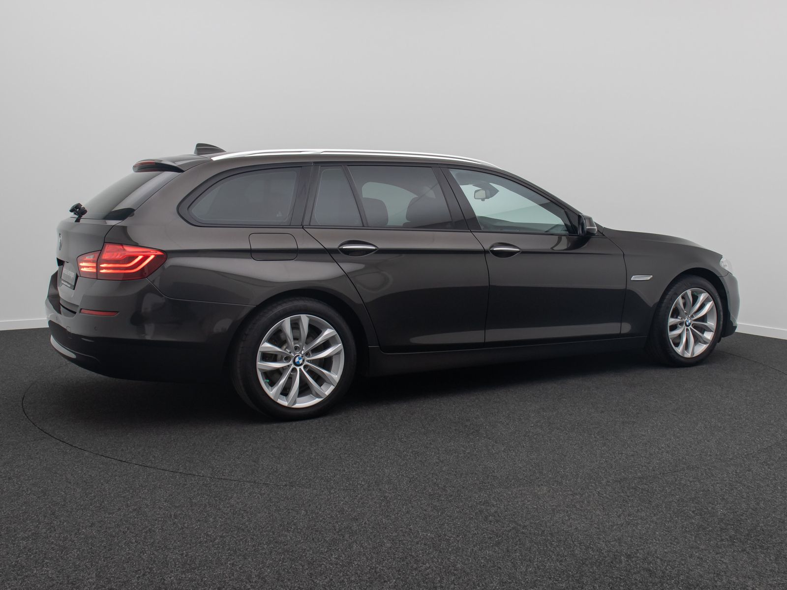 Fahrzeugabbildung BMW 520d HUD Alarm Komfortsitze SoftClose AHK Sport