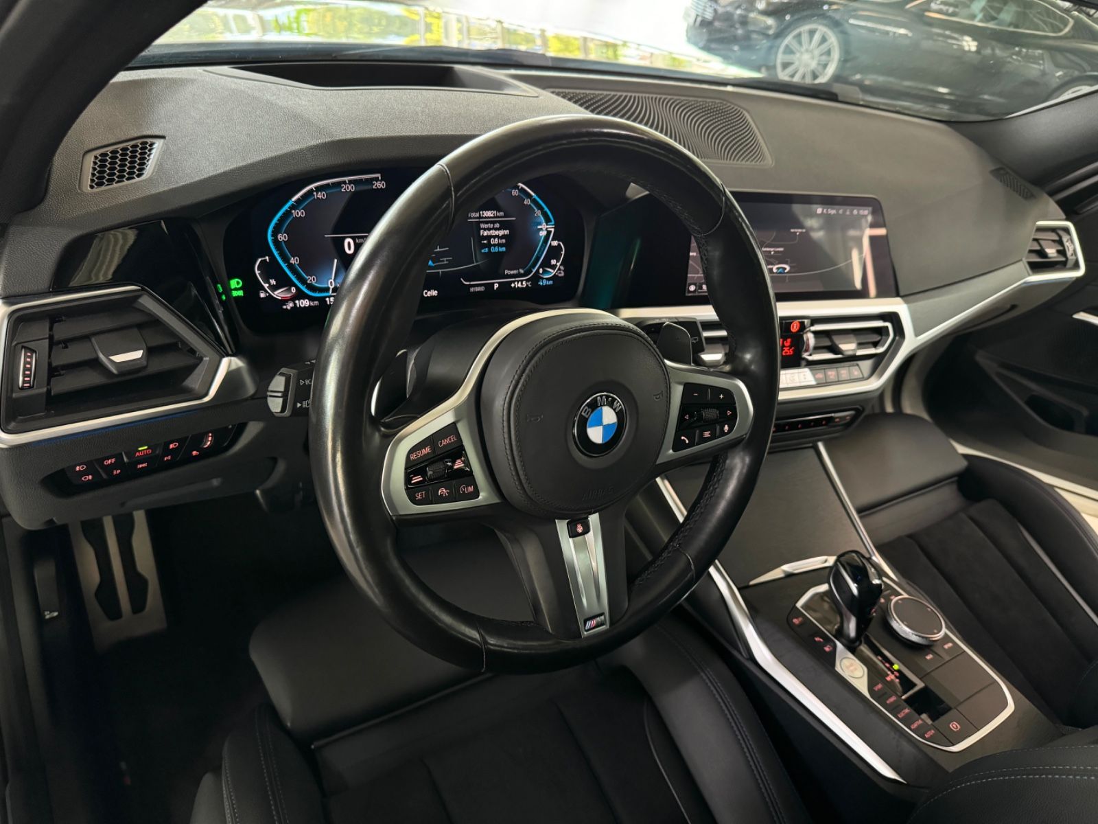 Fahrzeugabbildung BMW 330e M Sport Laser HUD DAB Kamera Panorama HiFi