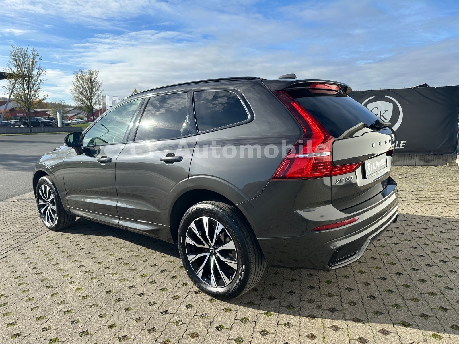 Fahrzeugabbildung Volvo XC60 B4 PlusDark AWD/BLIS/Leder/Pano/LED/360°Kam