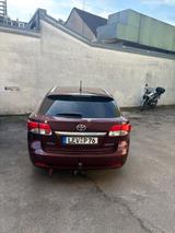 Toyota Avensis Combi 2.0 D-4D - - rote Toyota Avensis