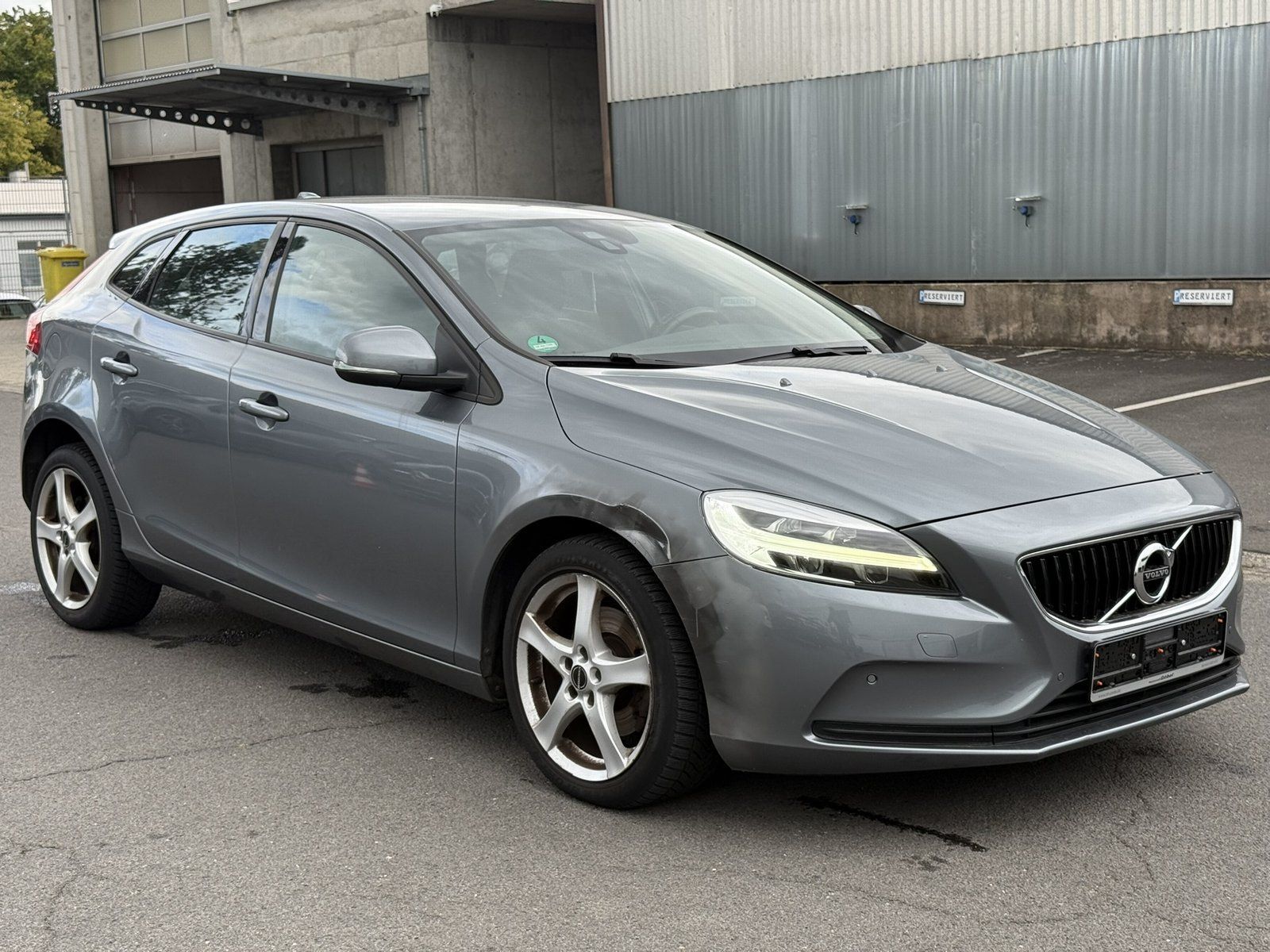 Fahrzeugabbildung Volvo V 40 T2 2.0 Momentum (EURO 6d-TEMP)