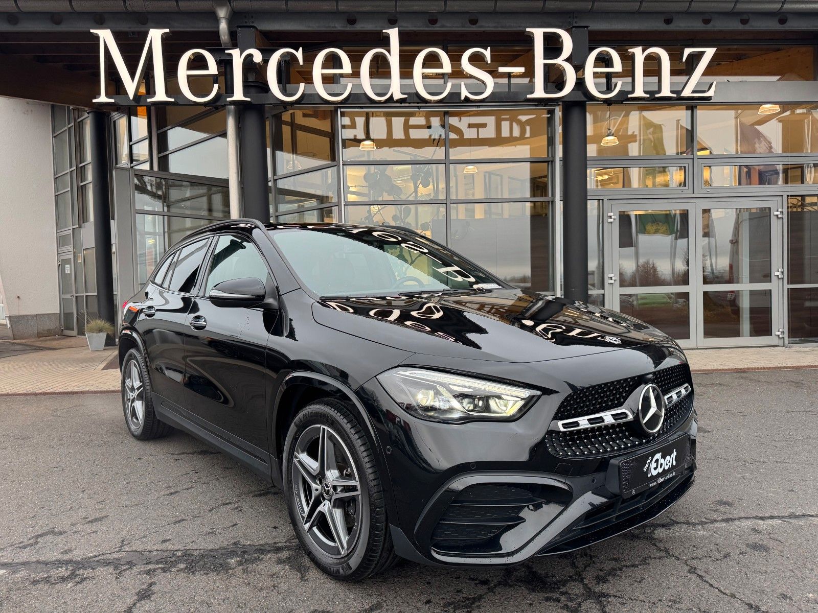 Fahrzeugabbildung Mercedes-Benz GLA 200 AMG+Pano+Distr+Ambiente+Multibeam+