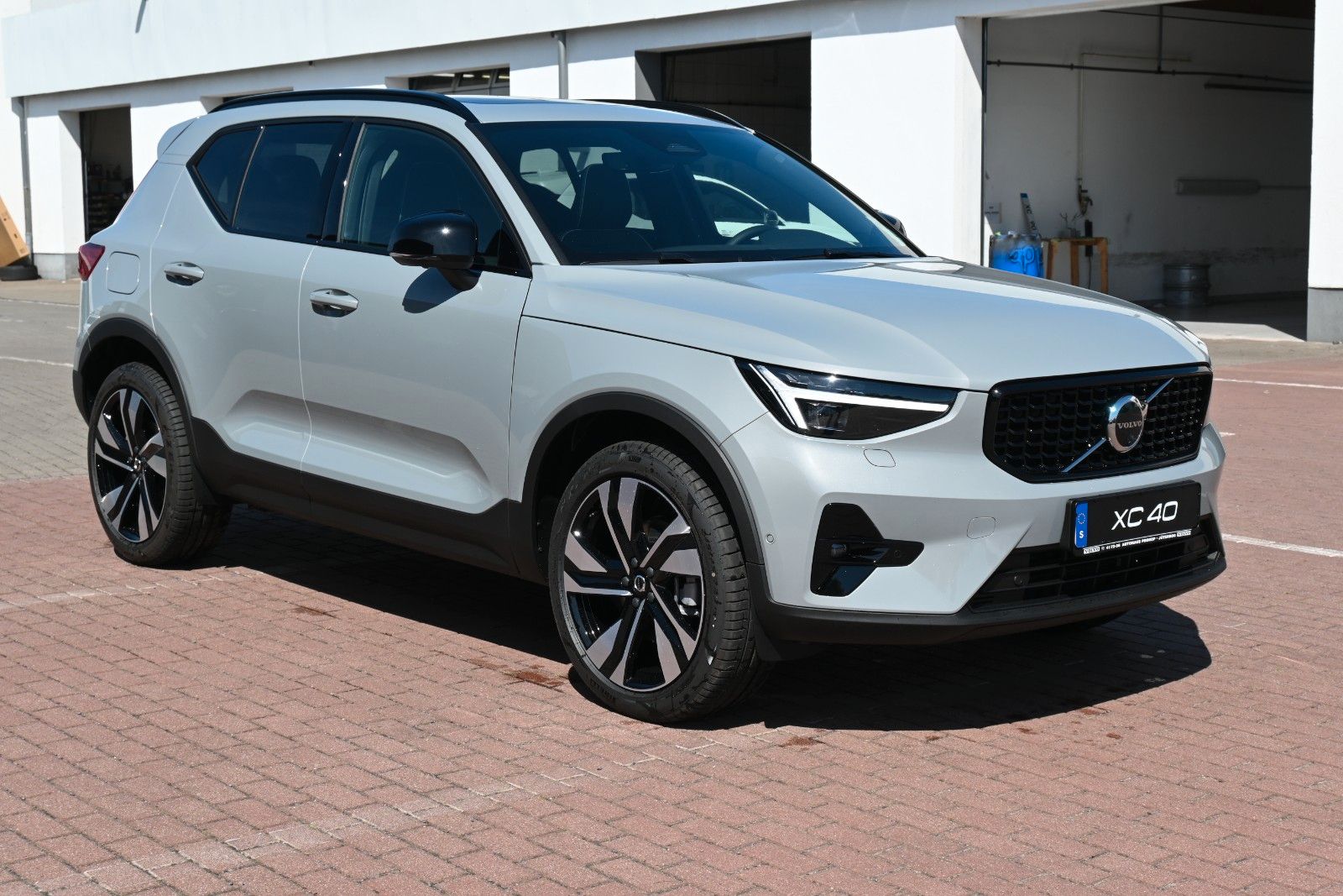 Fahrzeugabbildung Volvo XC40 B4 DKG Ultra Dark*PANO*FSHZG*360°*ACC*AHK