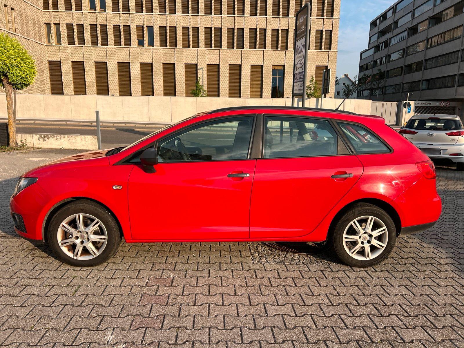Seat Ibiza 2011 — салон