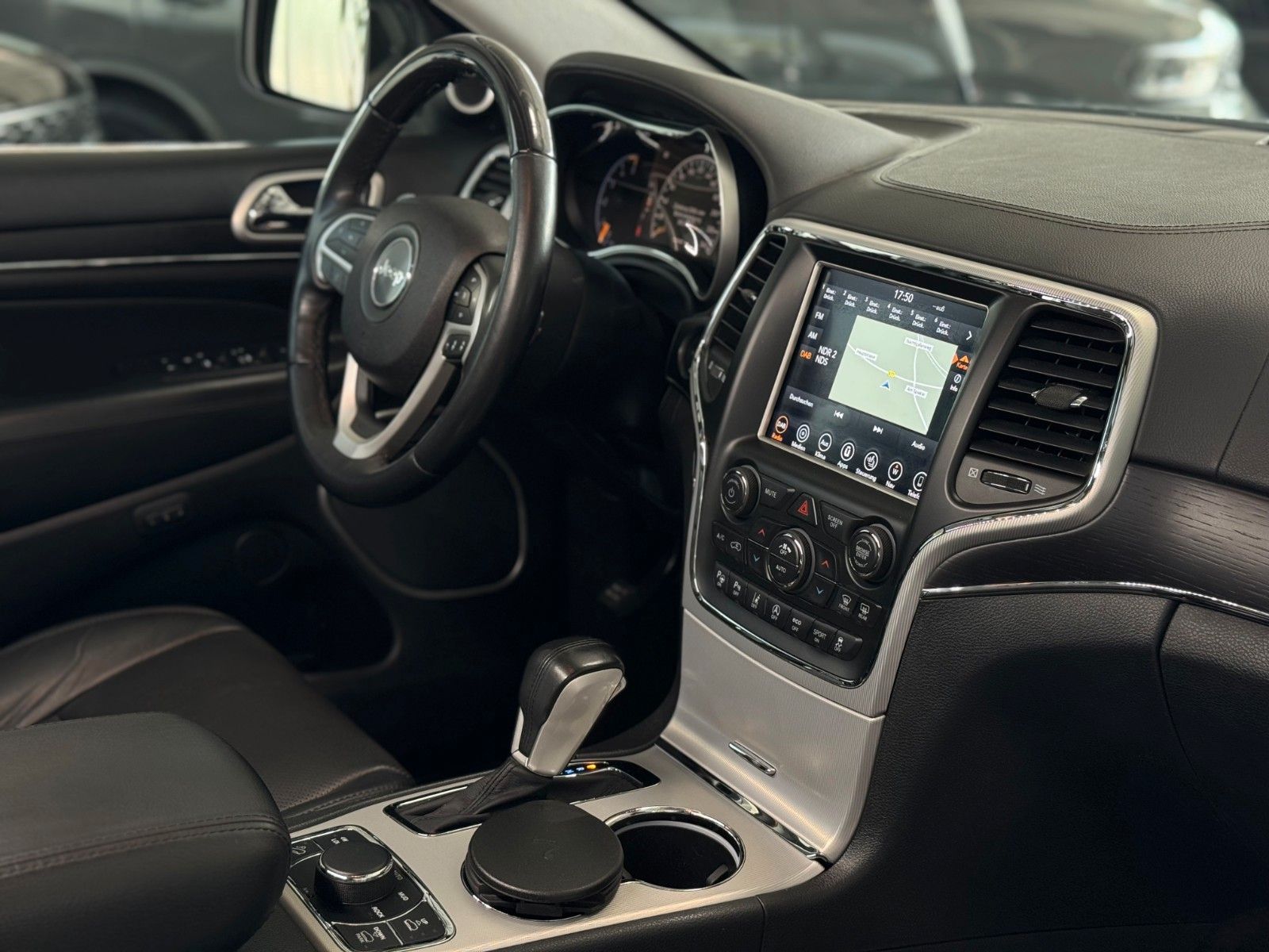 Fahrzeugabbildung Jeep Grand Cherokee 3.0 CRD Summit AHK Luft Pano