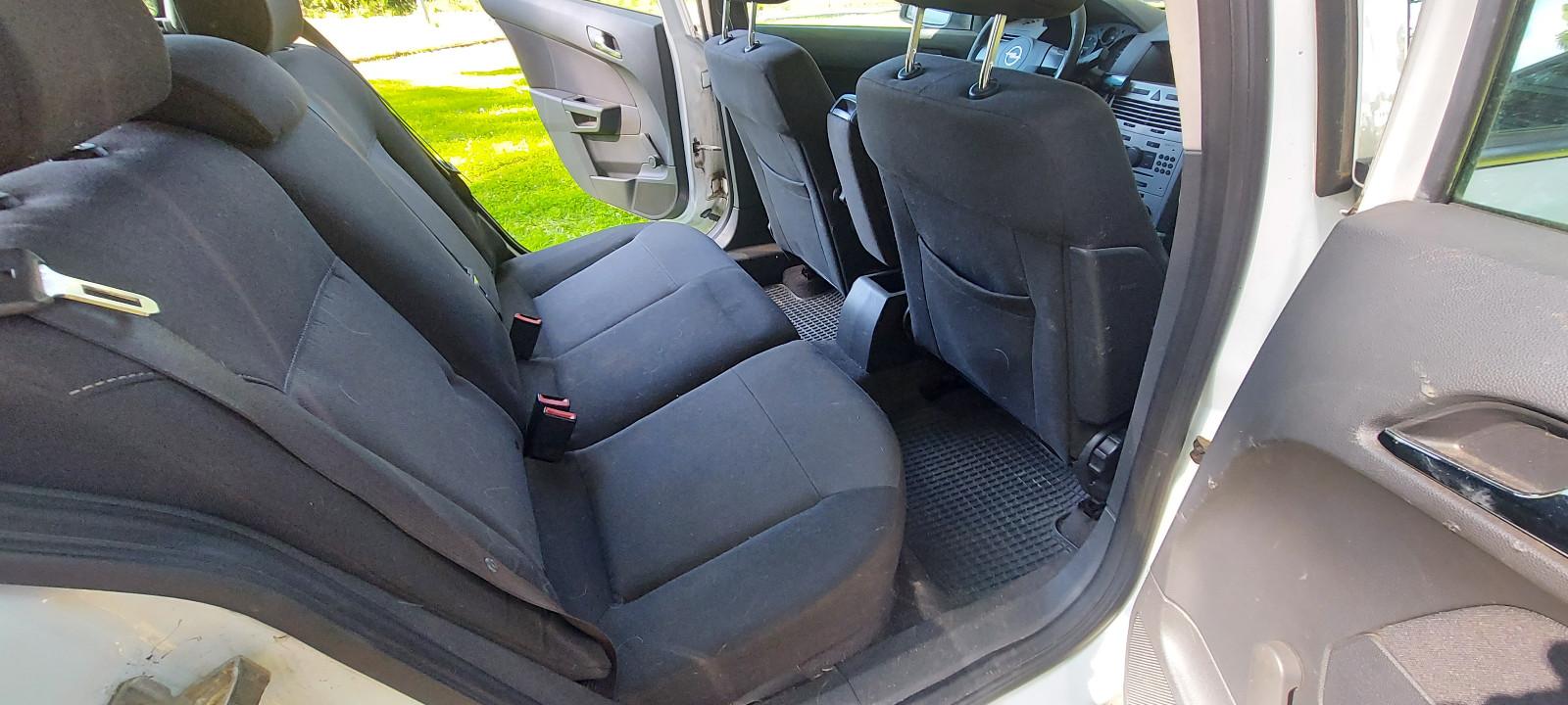 Opel Astra 2010 — photo 8