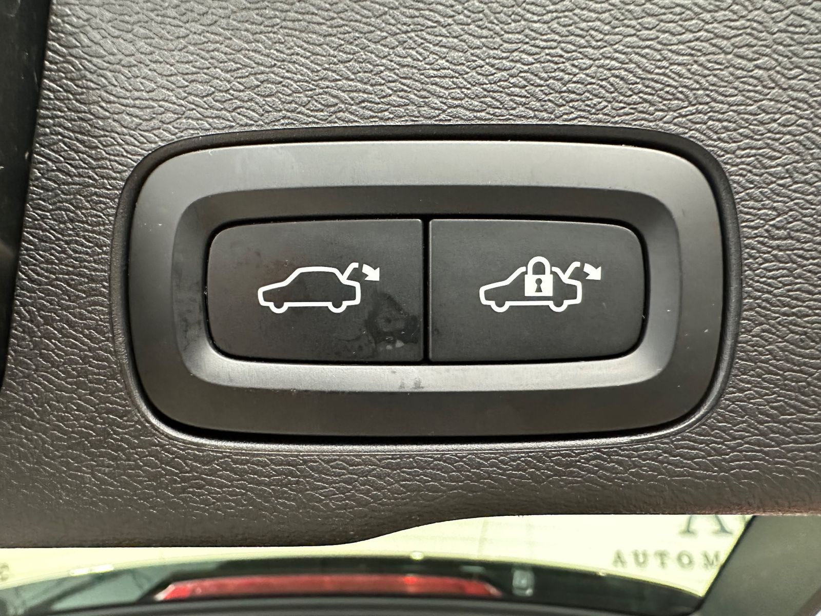 Fahrzeugabbildung Volvo XC60 B5 B AWD Ultimate Bright NAV+LED+PANO+AHK