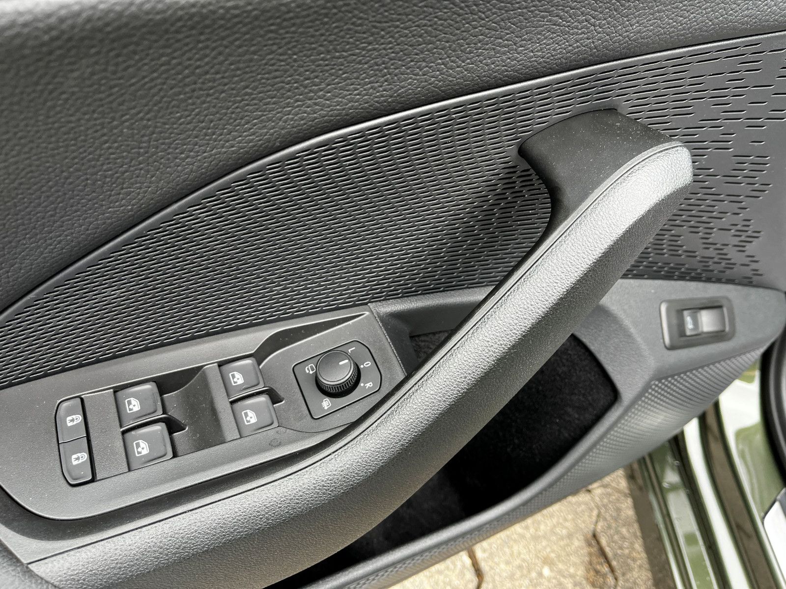 Fahrzeugabbildung SKODA Octavia Combi 2.0 TSI RS AHK NAV PANO 18"