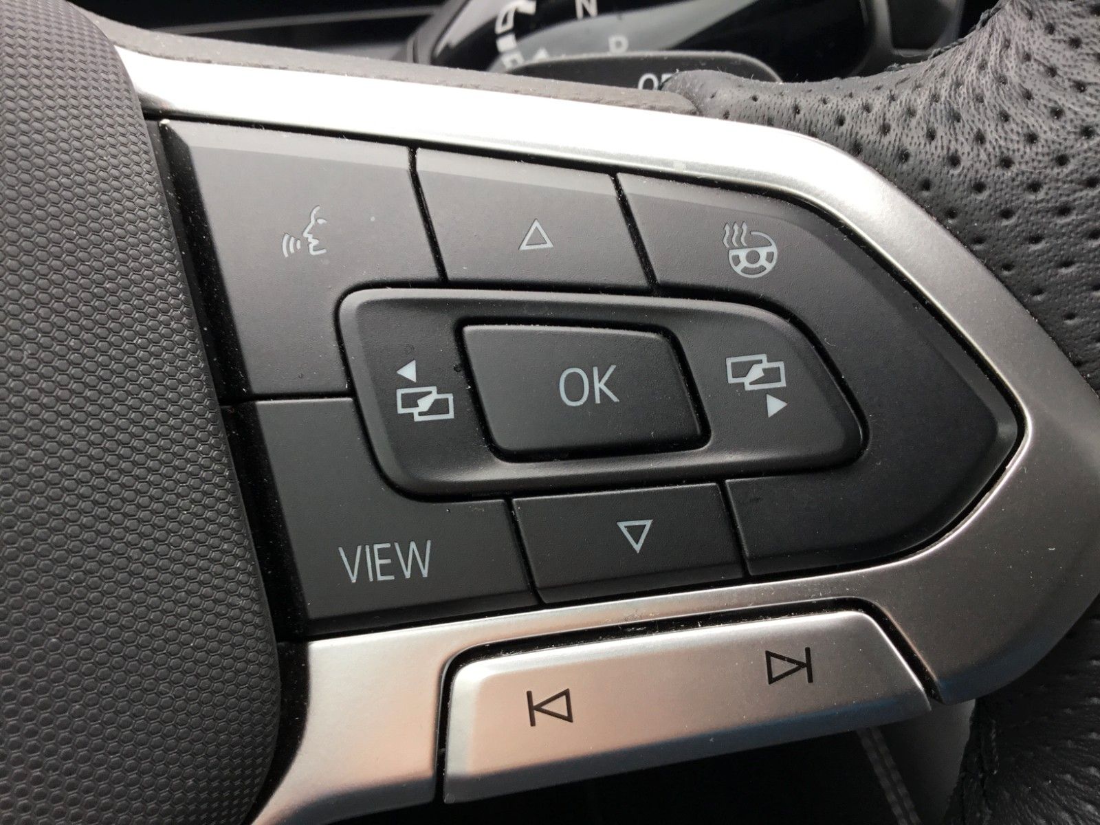 Fahrzeugabbildung Volkswagen Tiguan 1.5 eTSI DSG R-Line+AHK+19"+LED+Navi