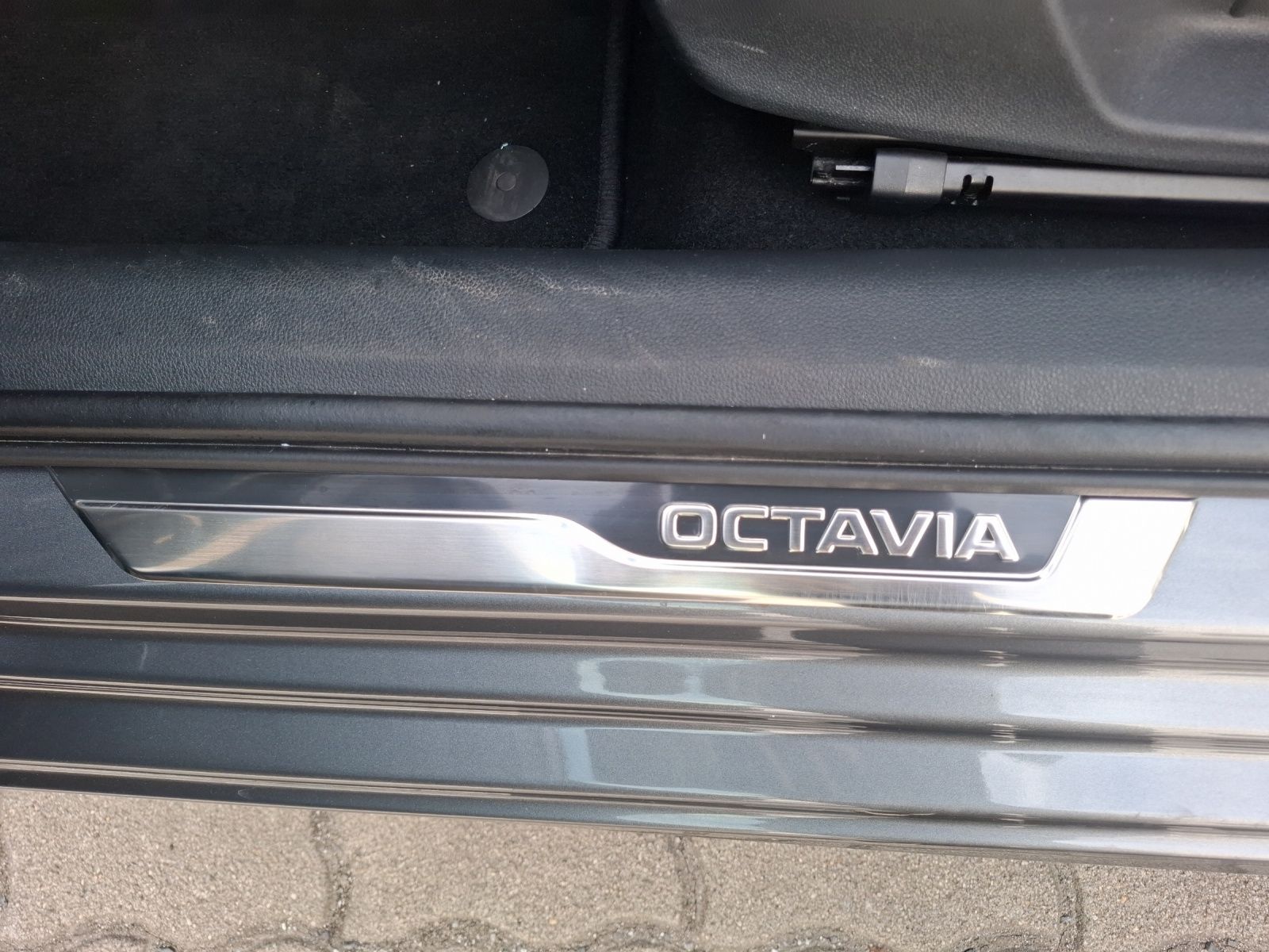 Fahrzeugabbildung SKODA Octavia Combi TDI Sportline DSG Matrix Navi HUD