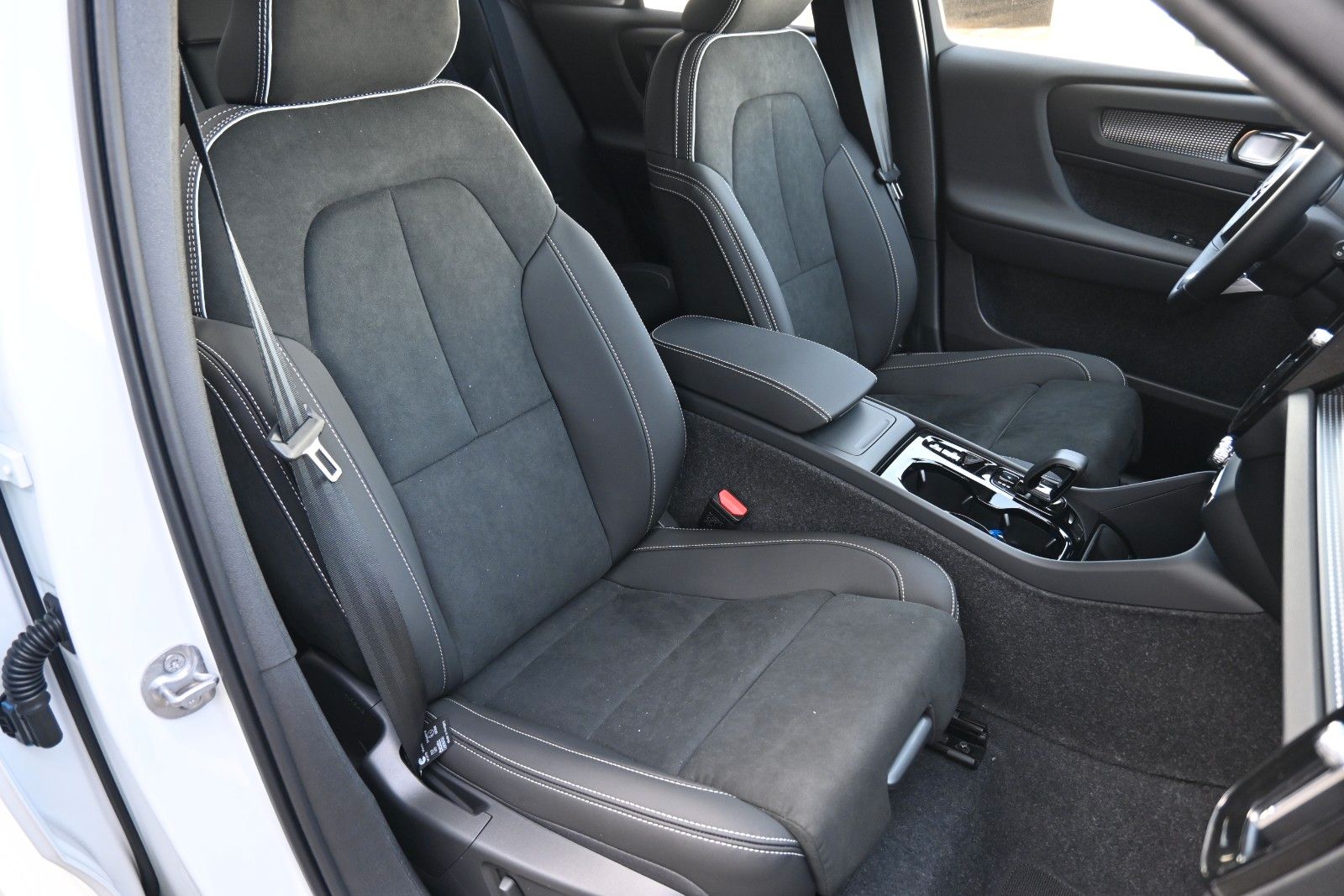 Fahrzeugabbildung Volvo XC40 B3 DKG Plus Dark*H&K*FSHZG*360°*ACC*AHK