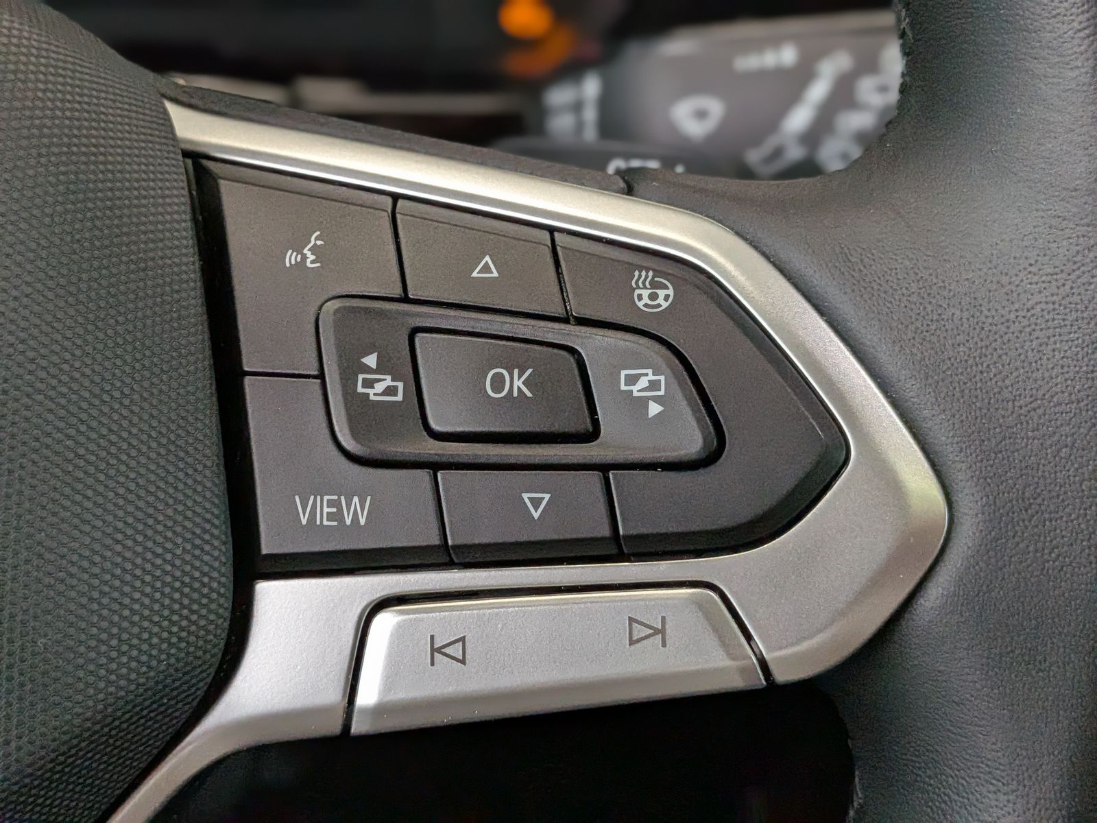 Fahrzeugabbildung Volkswagen Touran 2.0 DSG R-Line High Pano 7-Si IQ AHK VOLL