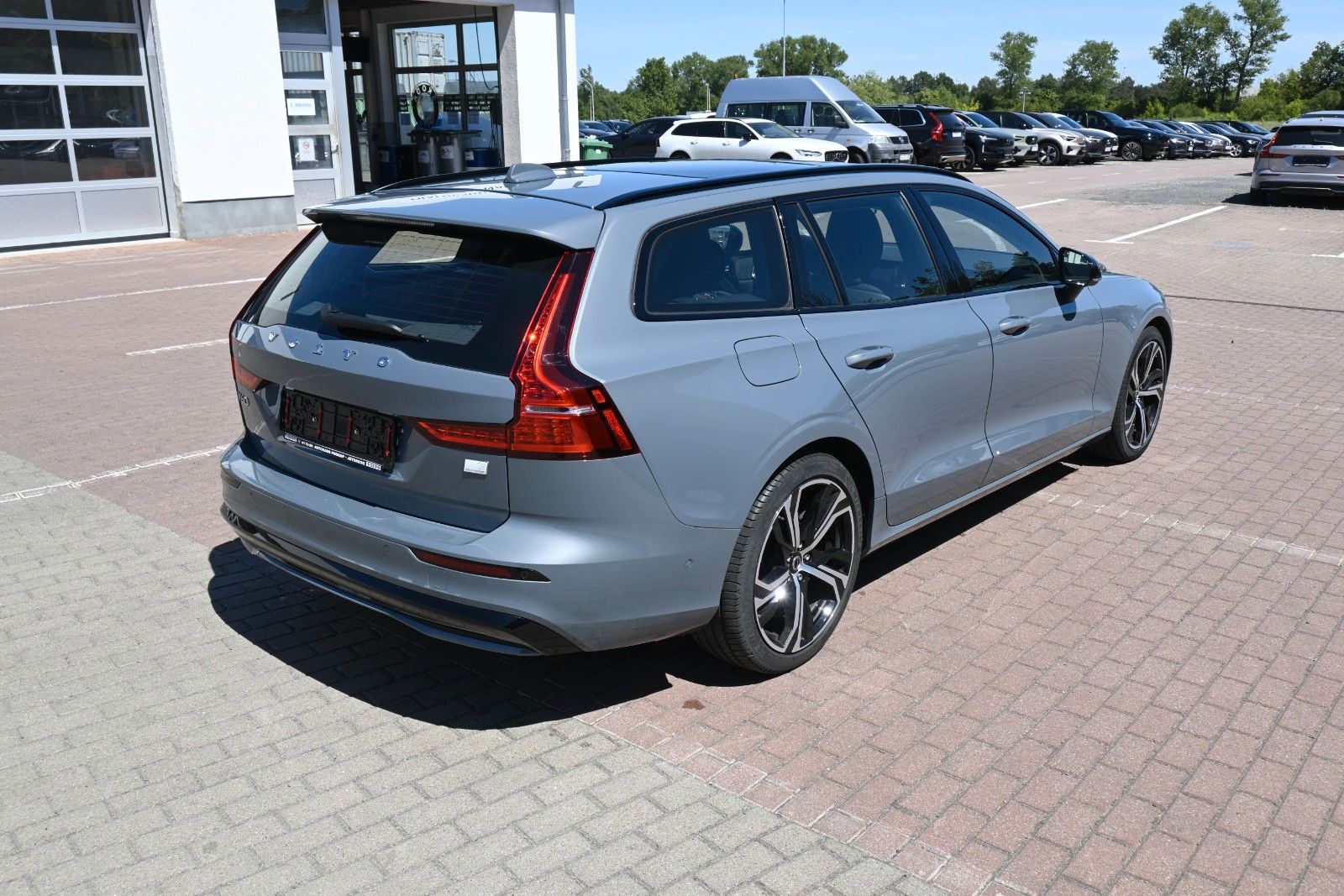Fahrzeugabbildung Volvo V60 T8 PHEV Ultimate Dark AWD*360°*HUD*AHK*