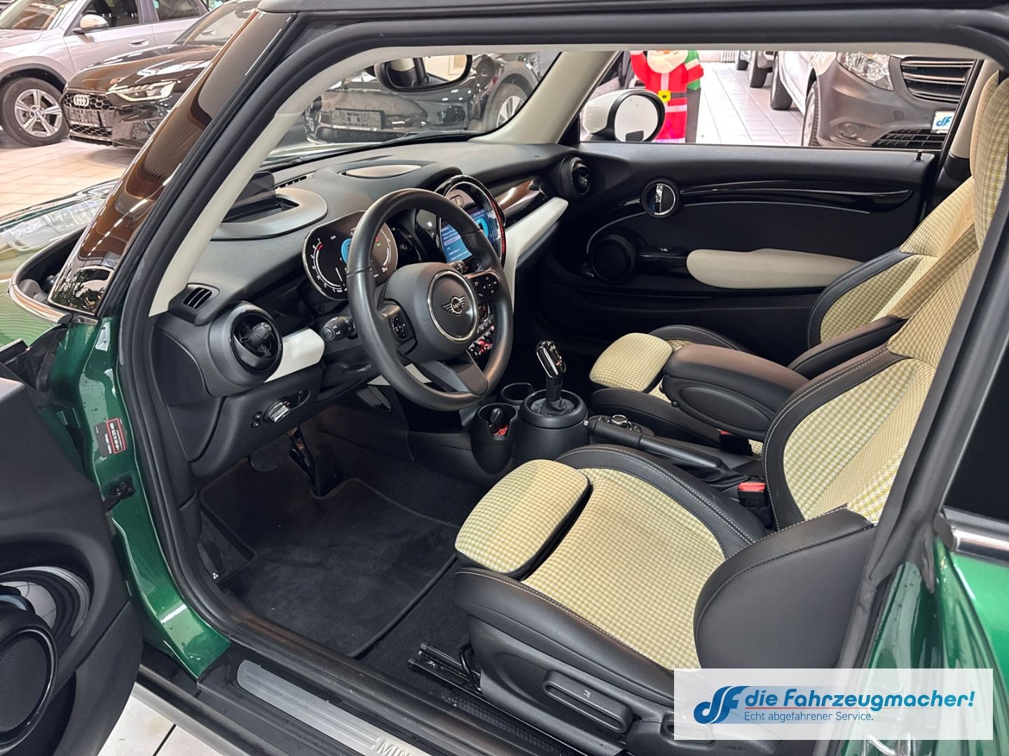 Fahrzeugabbildung MINI Cooper Classic Trim HUD Digitales Cockpit LED Ku