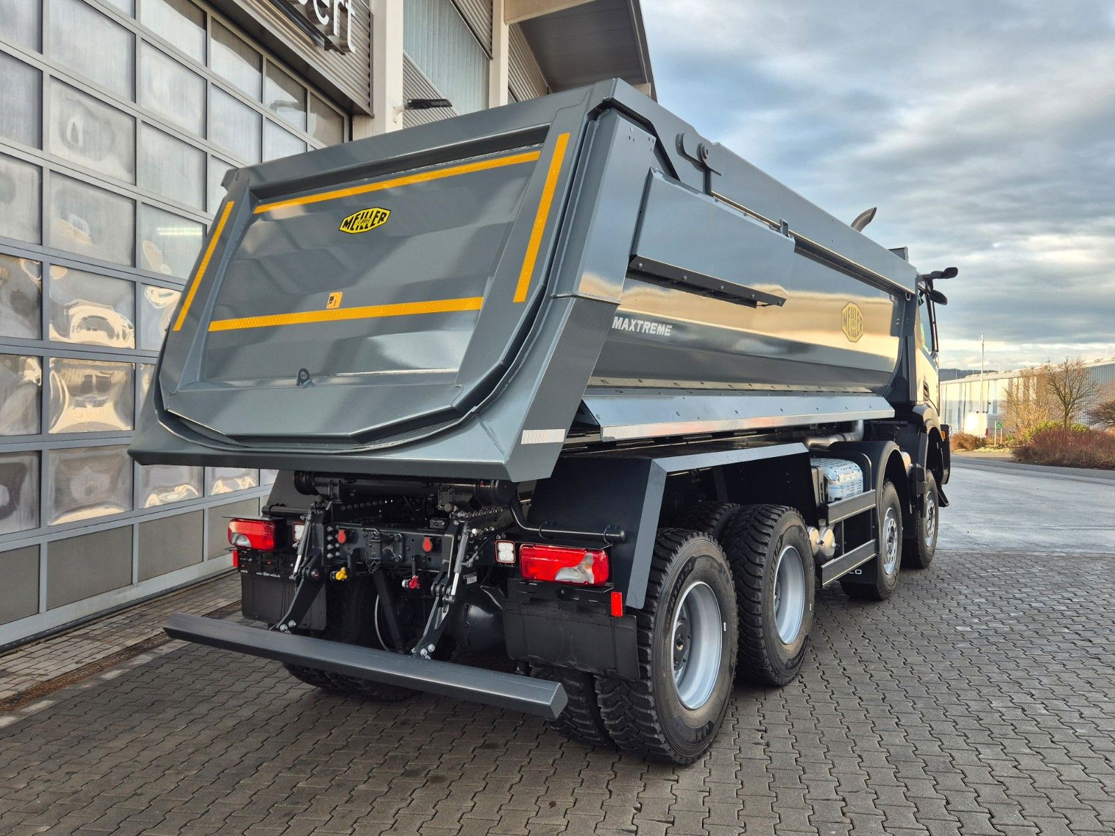 Fahrzeugabbildung Iveco AD410T46W 8x8 Hinterkipper Hydr. Klappe