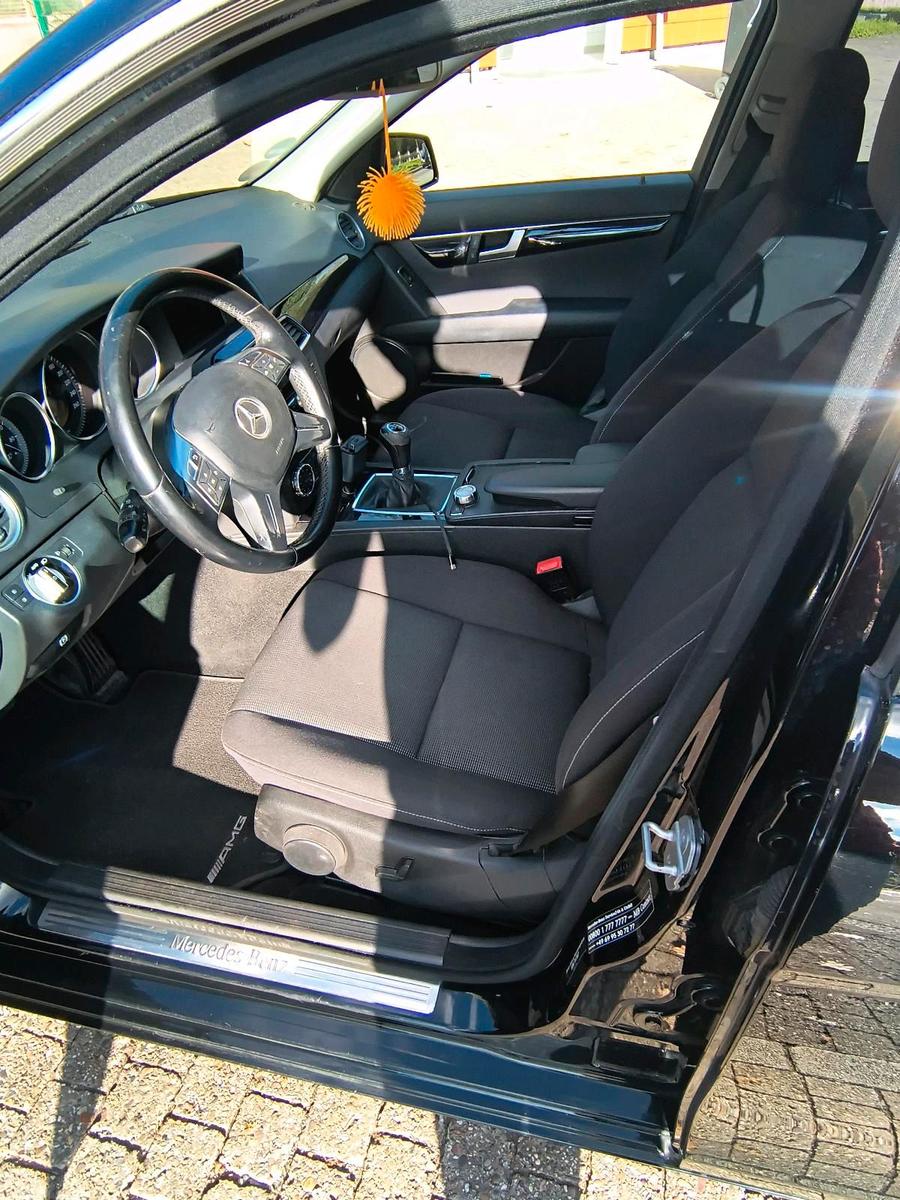 Mercedes-Benz C200 2011 — photo 13