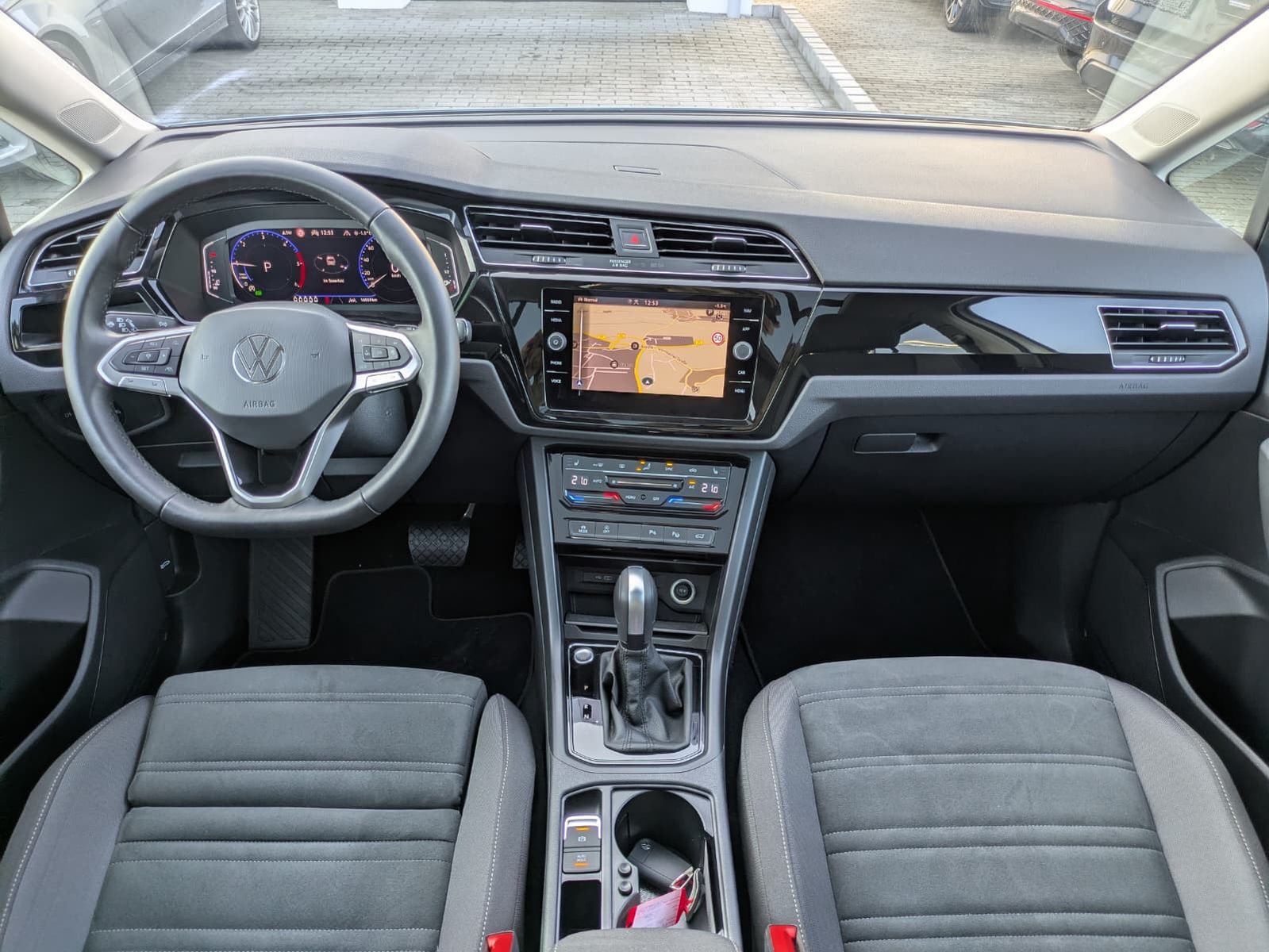 Fahrzeugabbildung Volkswagen Touran 2.0 DSG R-Line High BLACK Pano*7Si*IQ*AHK