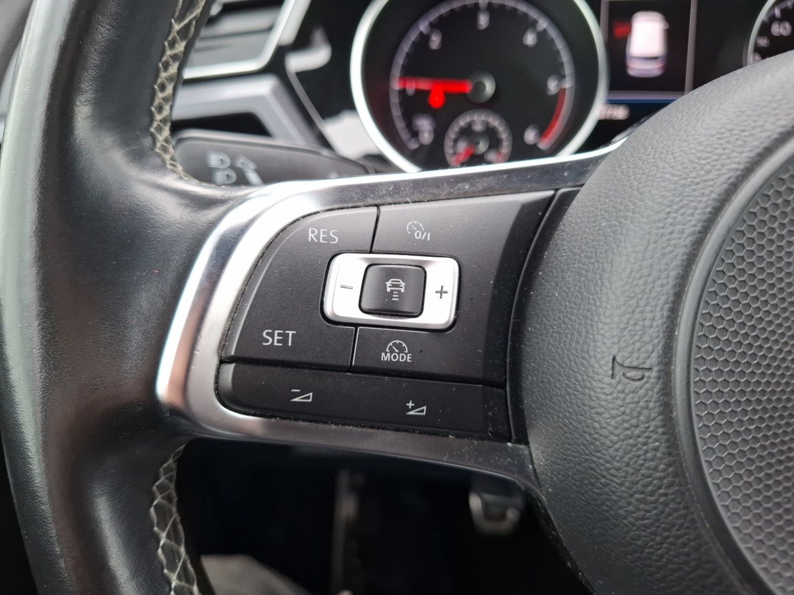 Fahrzeugabbildung Volkswagen Touran TDI Highline 7-Si R-Line LED AHK Navi ACC