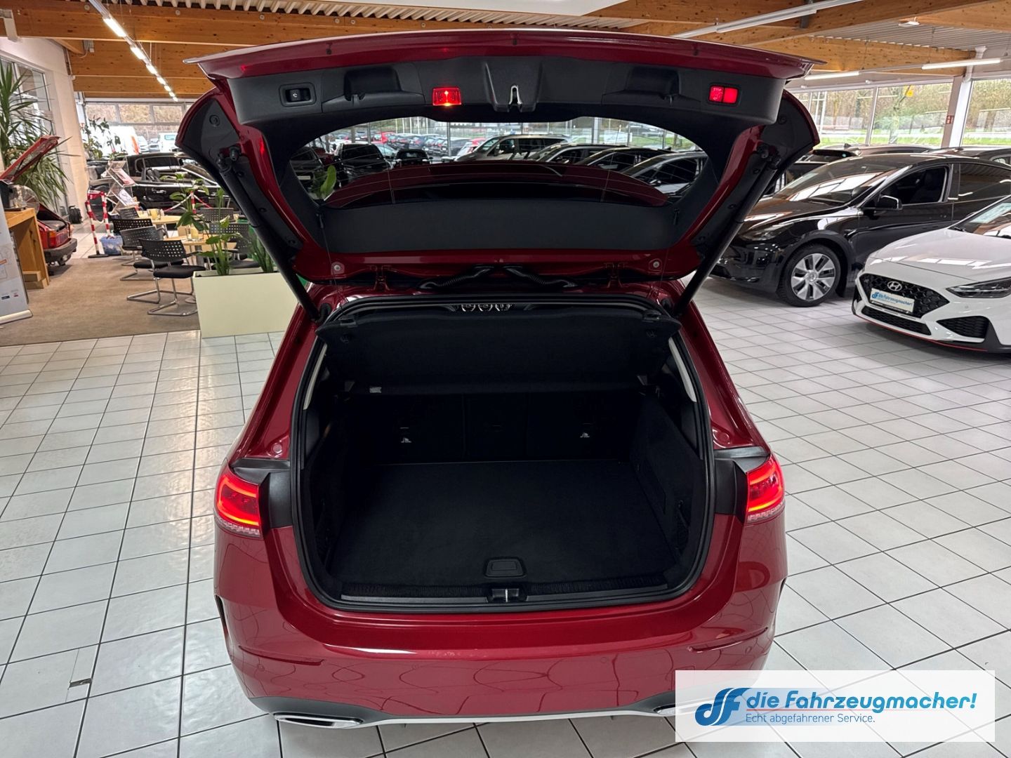 Fahrzeugabbildung Mercedes-Benz B 200 Sportpaket AHK-klappbar El. Panodach Navi