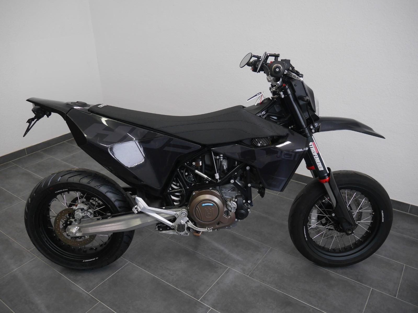 Husqvarna 701 Supermoto // Black // A2 // Extras