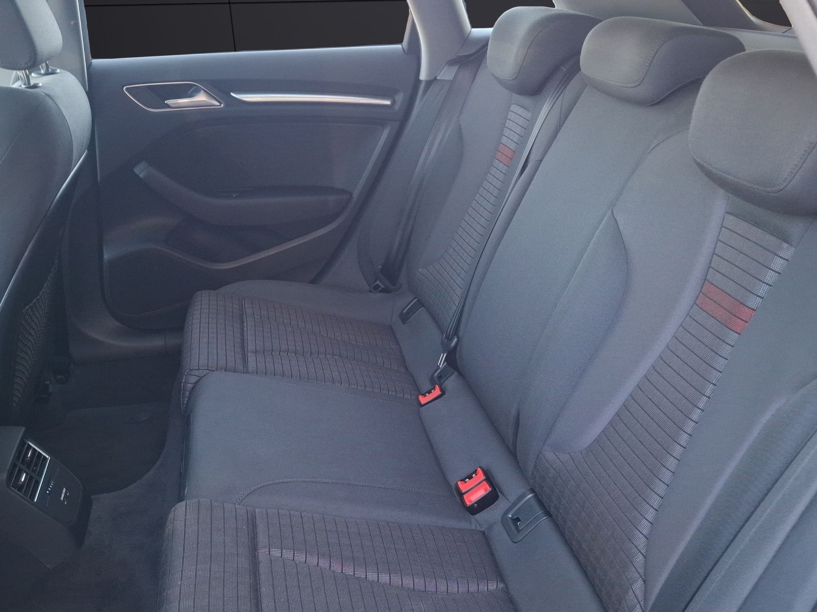 Fahrzeugabbildung Audi A3 Sportback 35 TFSI sport LED Navi GRA PDC SH 1