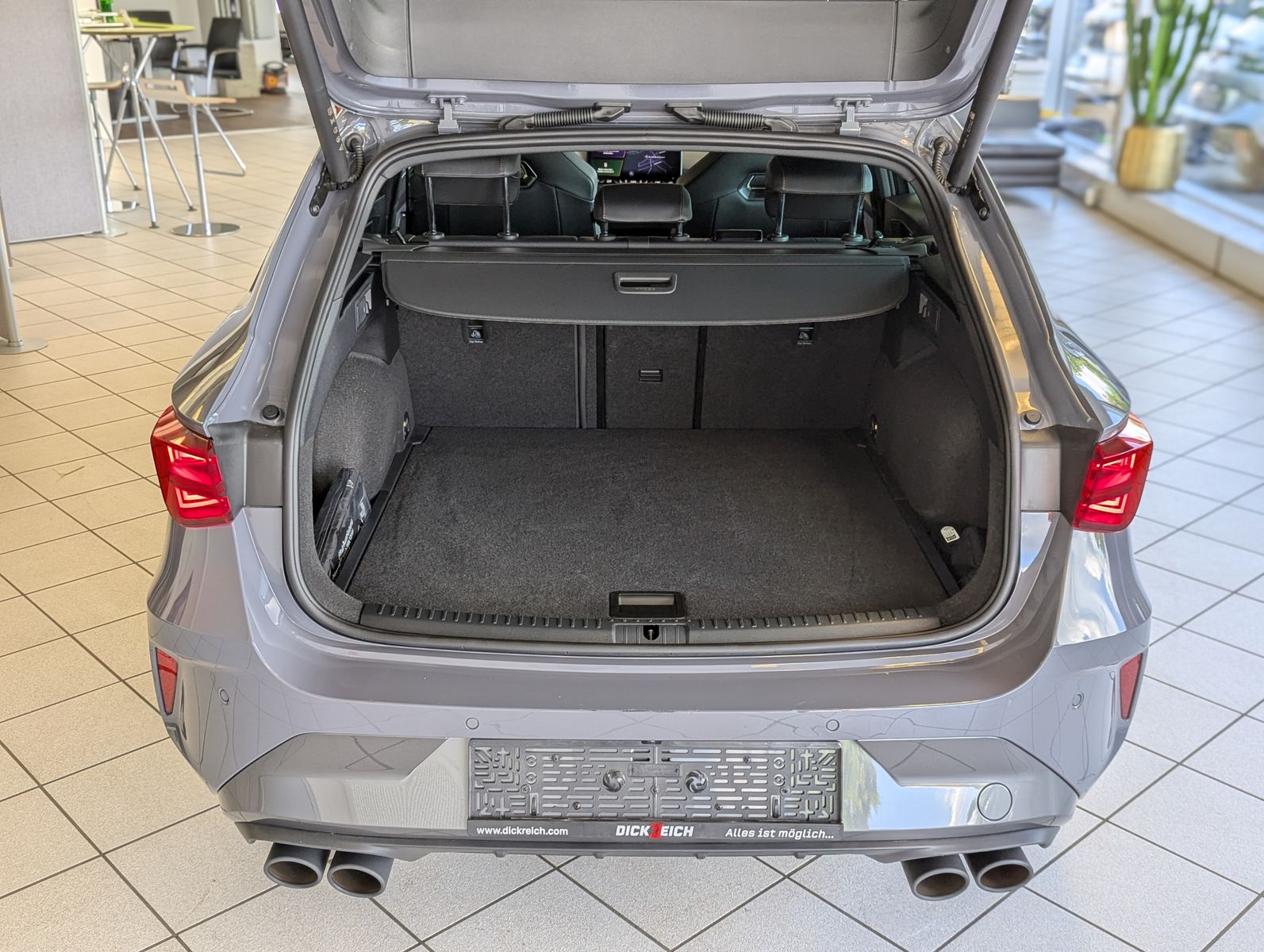 Fahrzeugabbildung CUPRA Leon 2.0 TSI 4D VZ Matrix Pano Sennheiser AHK 19