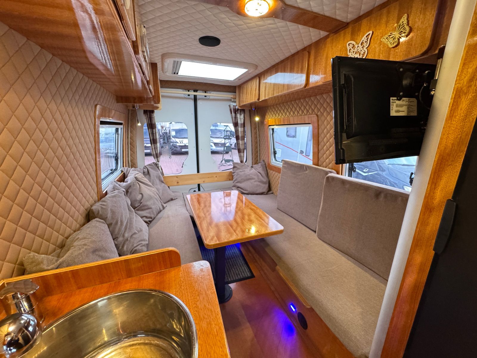 Vehicle image Mercedes-Benz SPRINTER 313 ELBE BOOTS MANUFACTURE