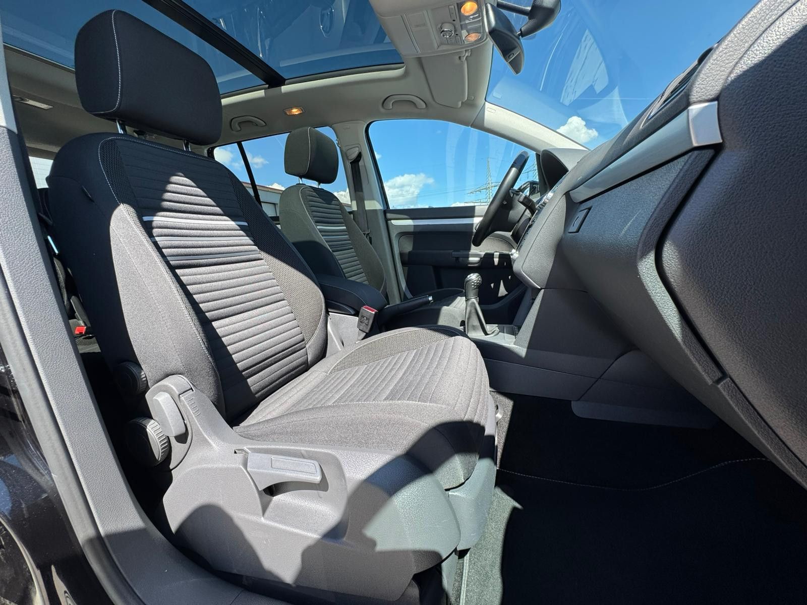 Fahrzeugabbildung Volkswagen Touran 2.0 TDI Cup PANO*BI-XENON*KLIMA*PDC*SHZ