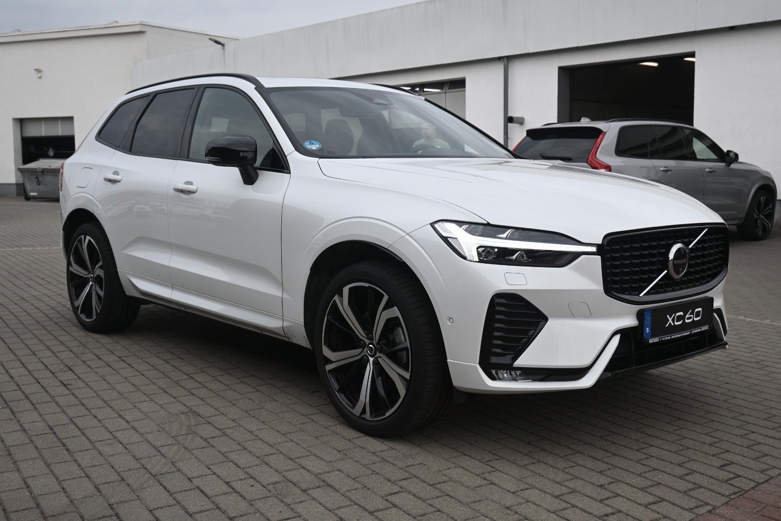 Fahrzeugabbildung Volvo XC60 B4 Benzin FWD Plus Dark*STHZG*360°*ACC*AHK