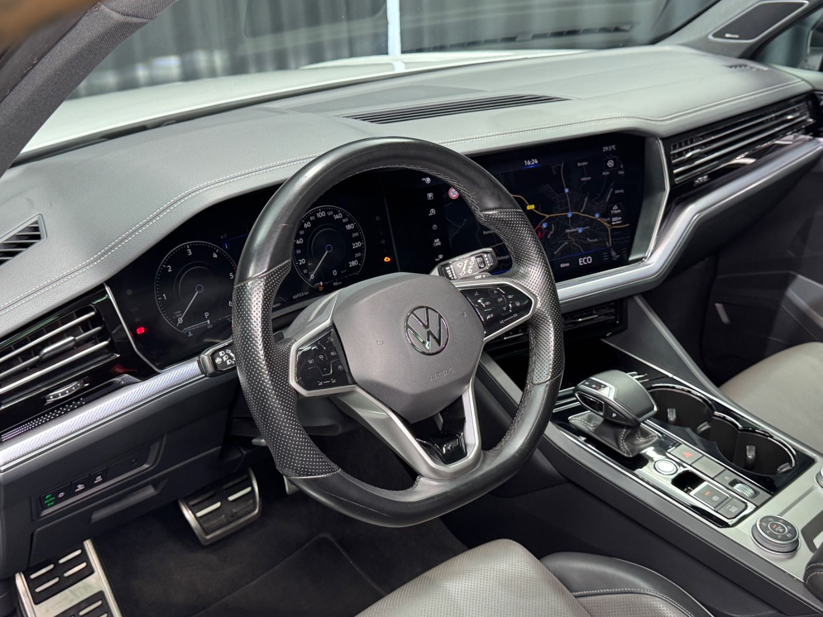 Fahrzeugabbildung Volkswagen Touareg 4.0 V8 TDI RLine|4Motion|MASSAGE|AHK|DYN