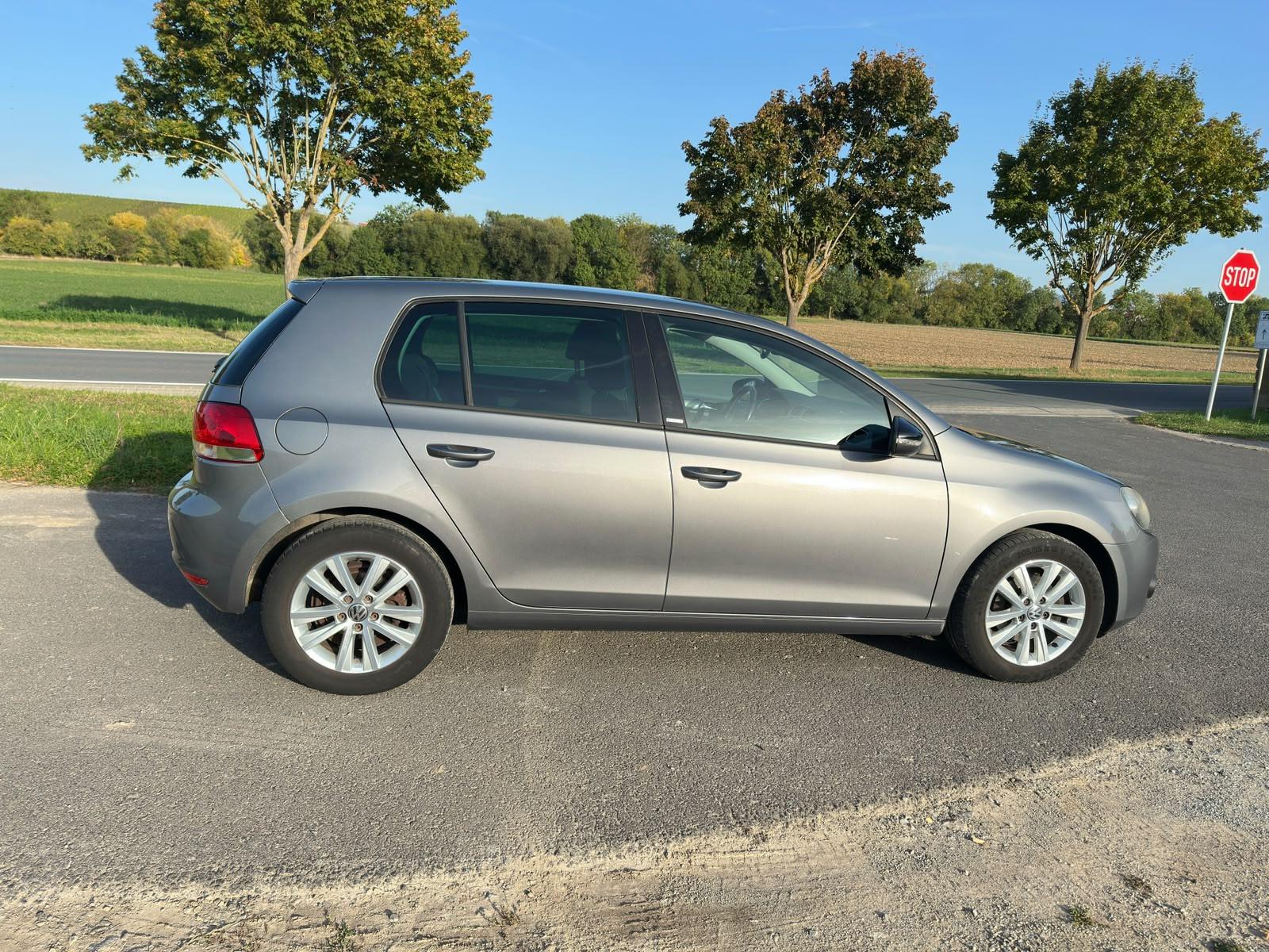 Volkswagen Golf 2011 — interior