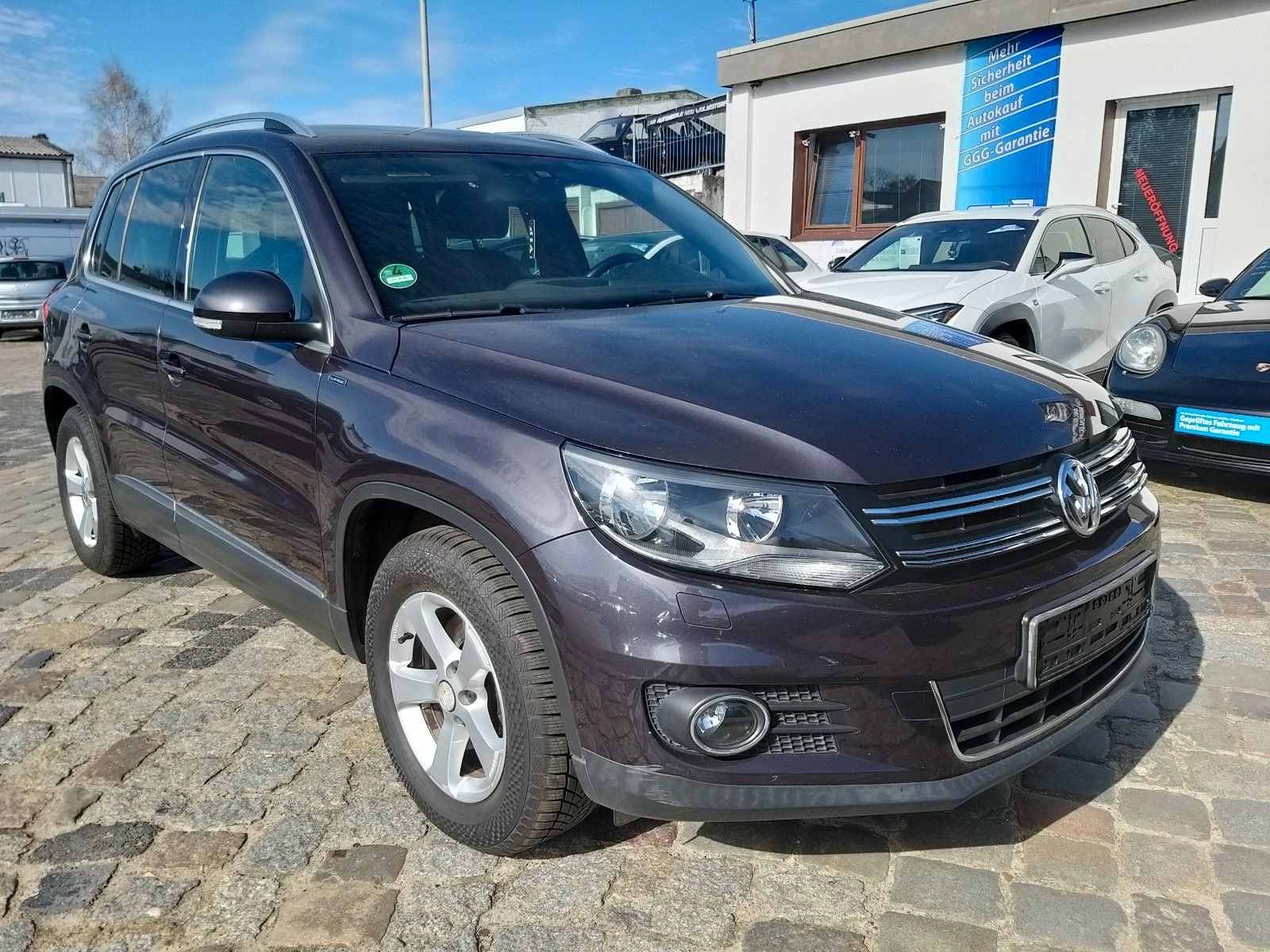 Volkswagen Tiguan - 1