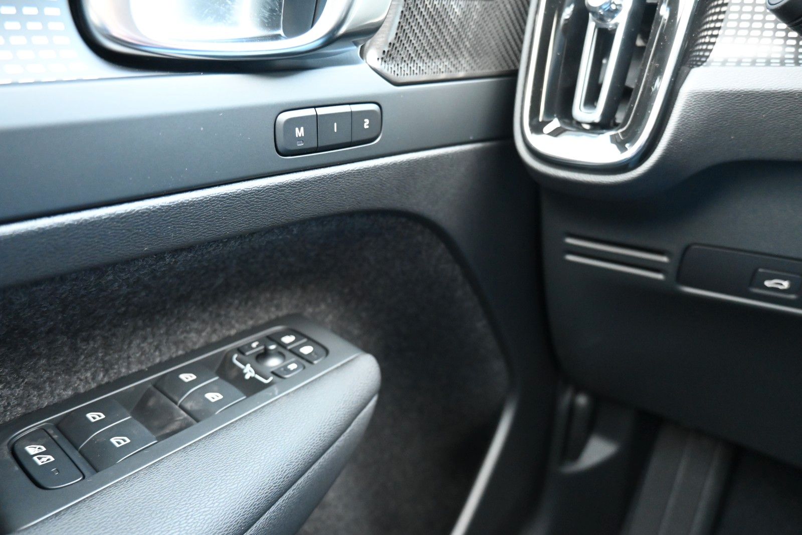 Fahrzeugabbildung Volvo XC40 B3 DKG Plus Dark*FSHZG*Pixel*360°*ACC