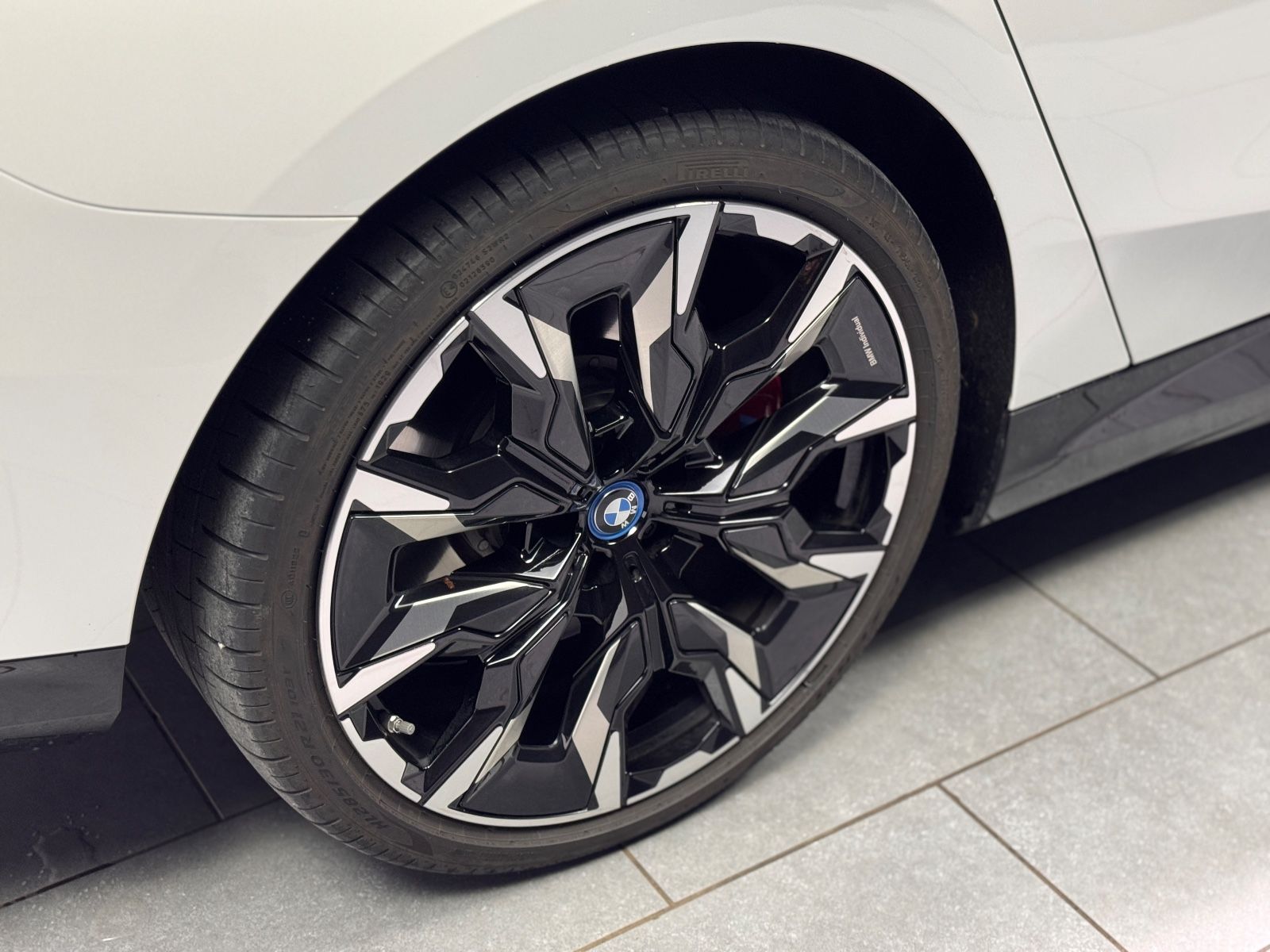 Fahrzeugabbildung BMW 550e Lim. xDrive M SPORT|CARBON|PANO|21 ZOLL|