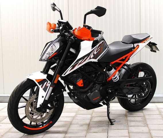 KTM 125 Duke mit Zubehör vom Römer Team