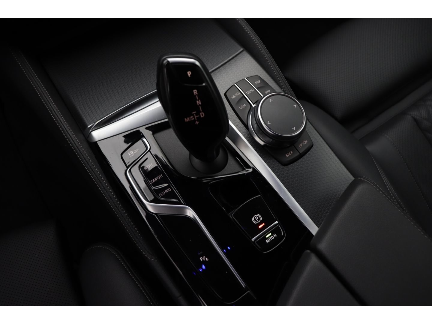 Fahrzeugabbildung BMW 540 d xDrive M Sport Touring Park-Assistent AHK